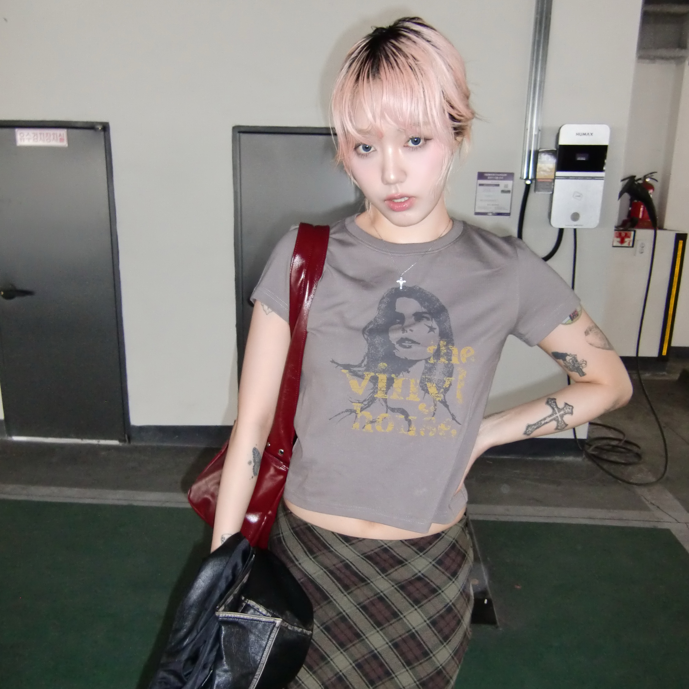 Thevinylhouse Vintage Woman Tee Mocha 착용 스타일