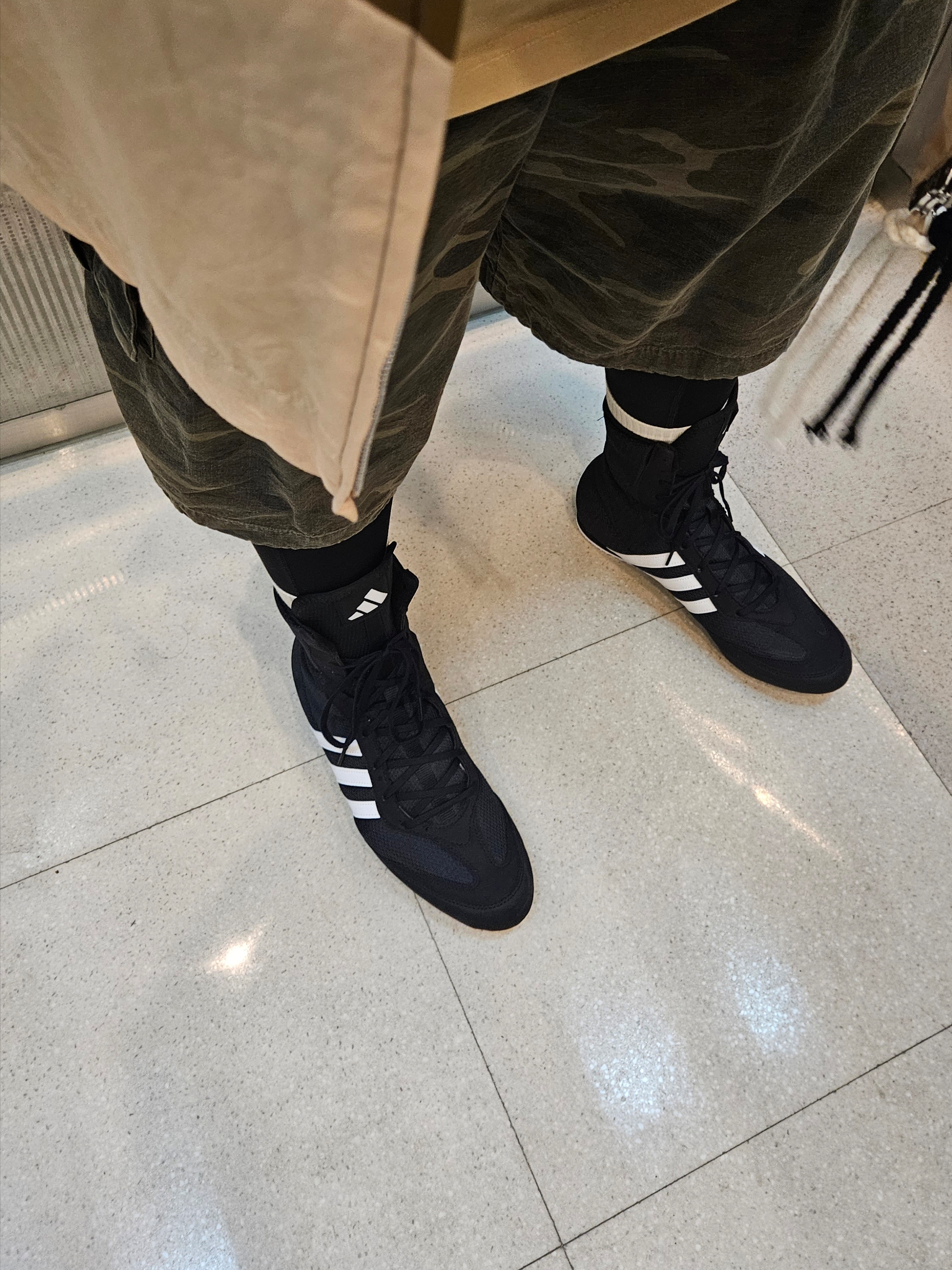 Adidas Box Hog 2.0 Boots Core Black Cloud White 착용 스타일 - 3