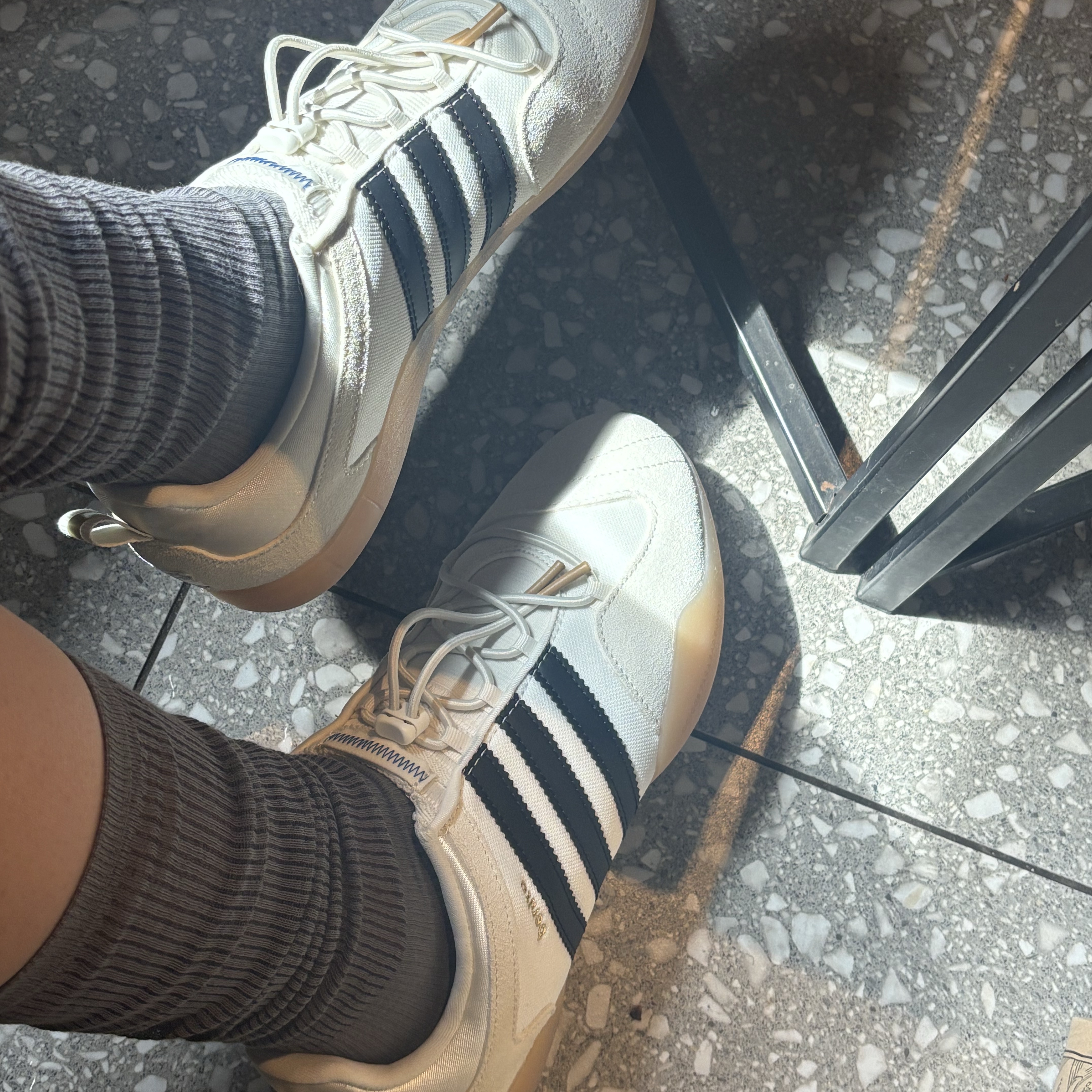 Adidas x Bad Bunny Ballerina Off White Core Black, BAPE Japan Baby Milo T-Shirt #2 Black 착용 스타일 - 1