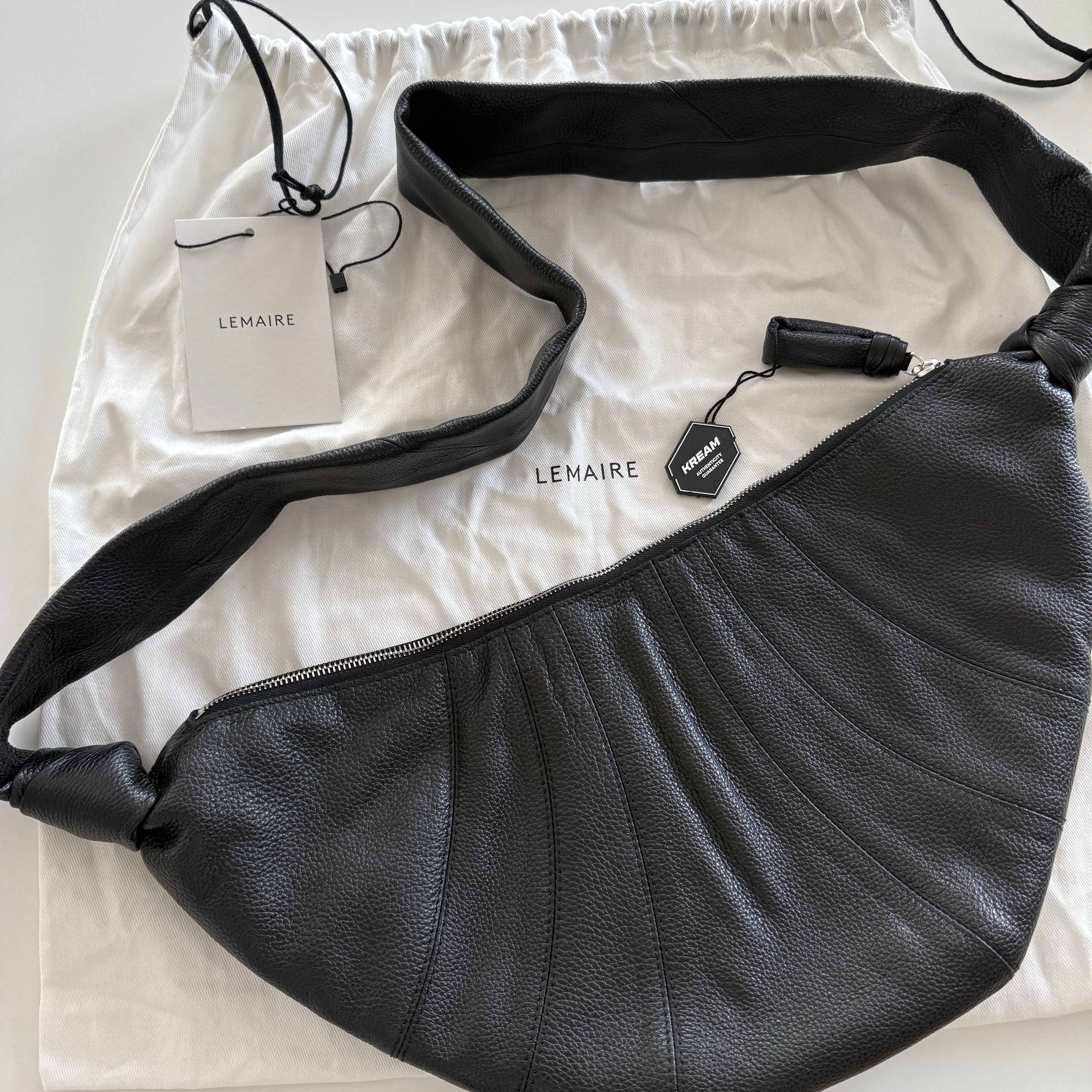 Lemaire Medium Croissant Bag Soft Grained Leather BLACK 착용 스타일