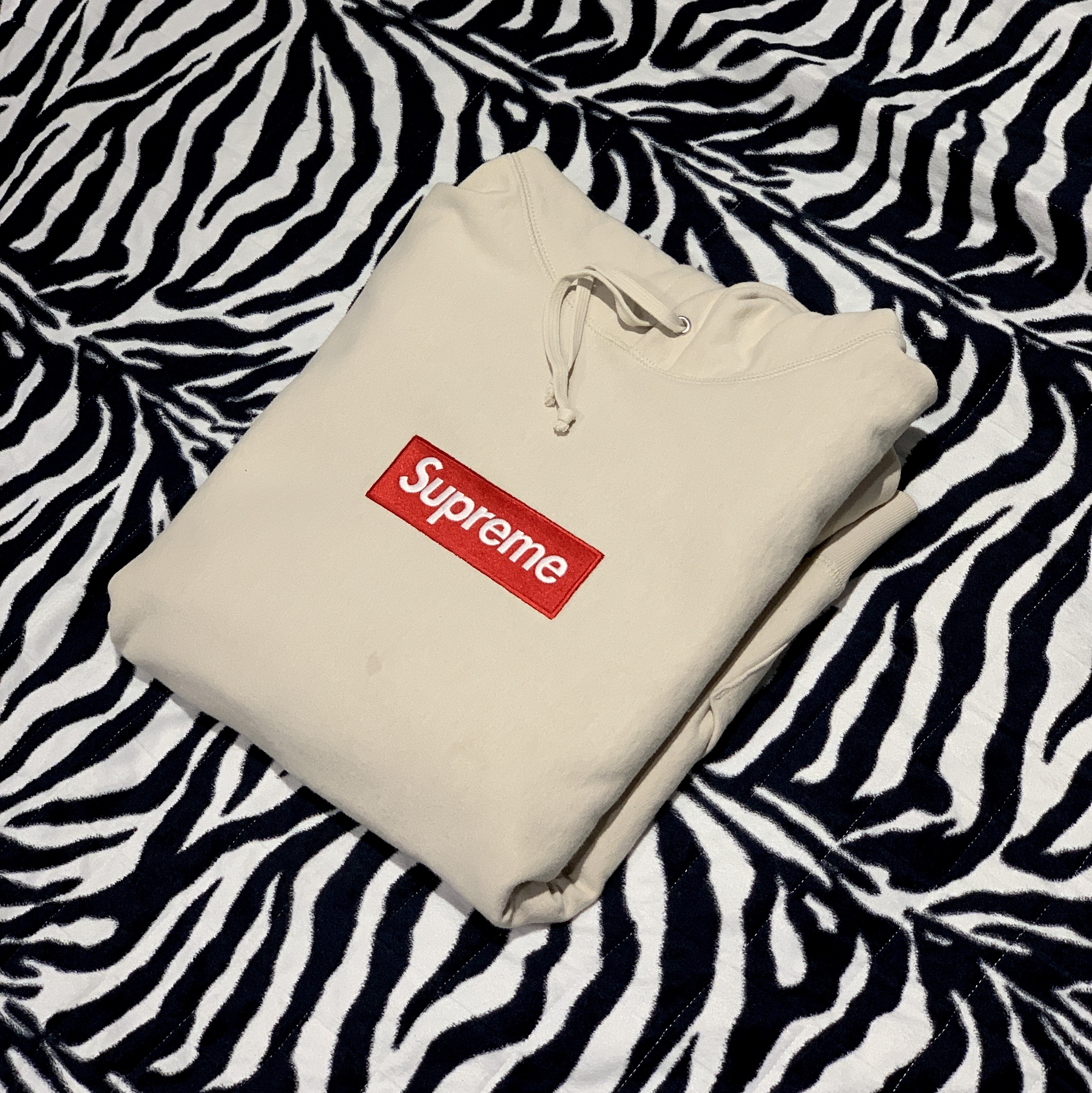 Supreme Box Logo Hooded Sweatshirt Stone - 24FW 착용 스타일