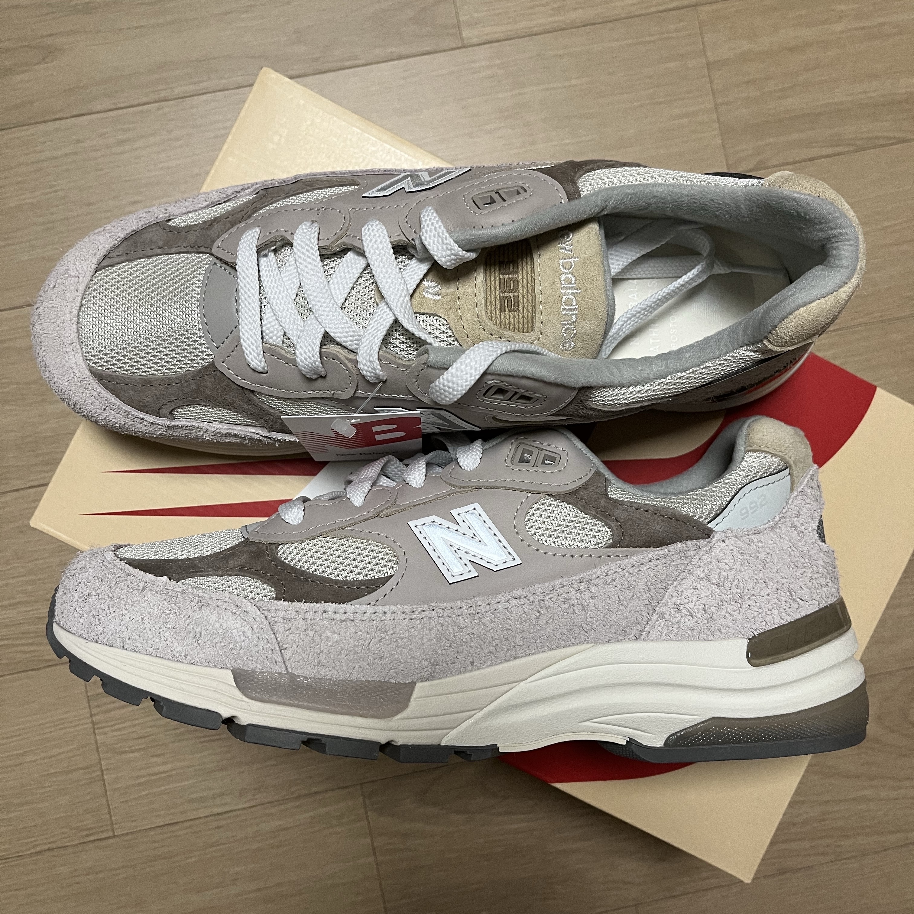 New Balance 992 Made in USA Moonrock Mushroom 착용 스타일