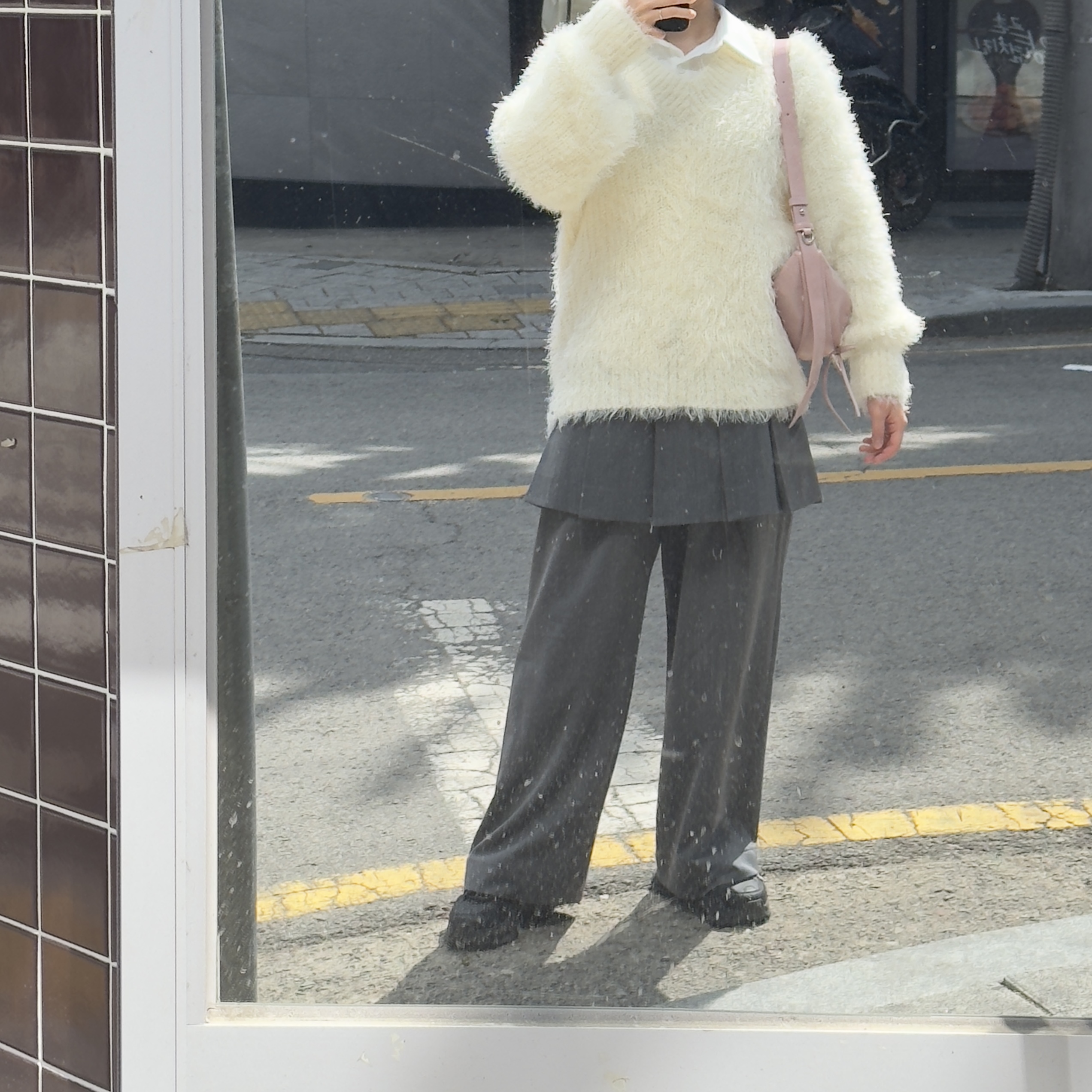 마뗑킴 하프 셔링 리본 라운드백 핑크 착용 스타일