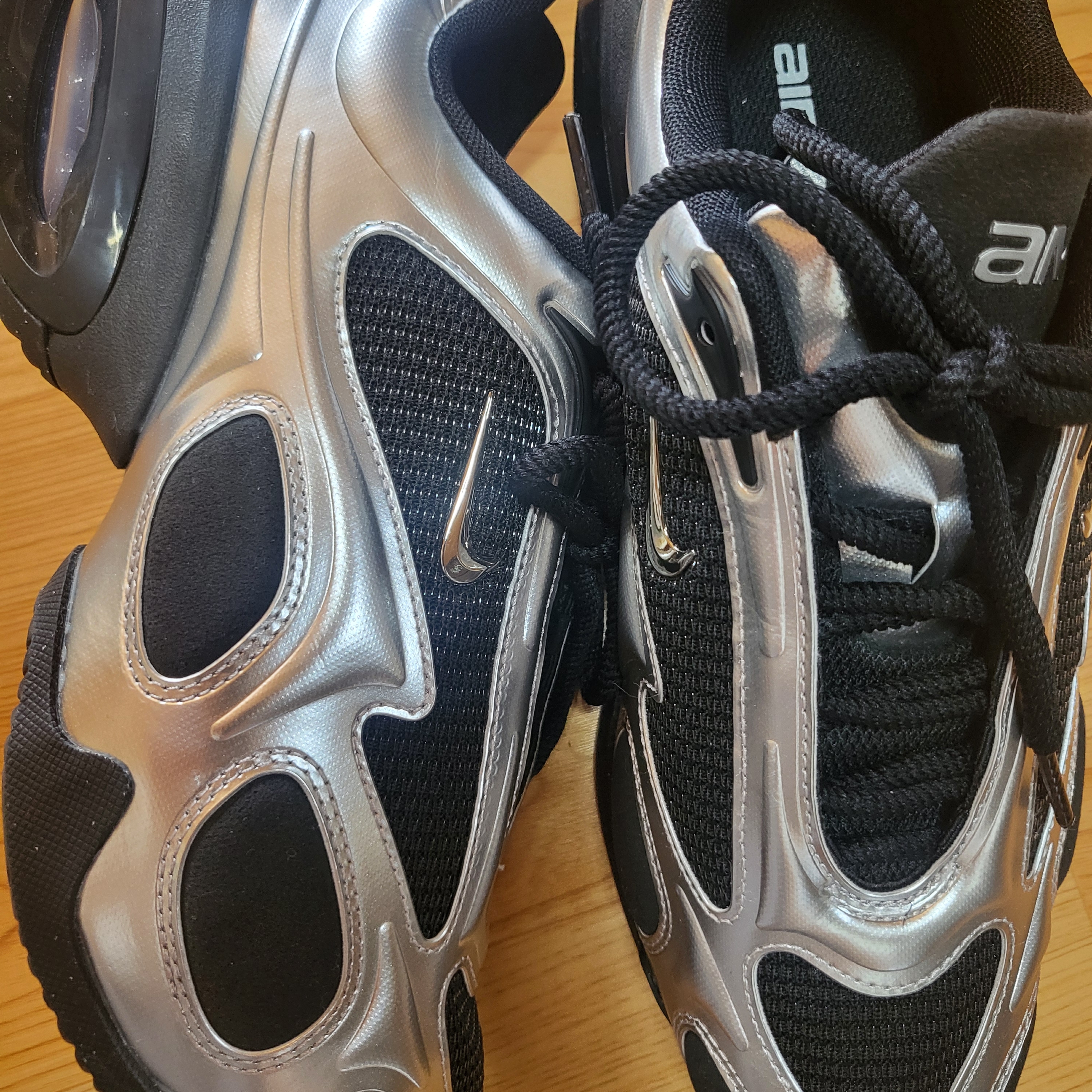 (W) Nike Air Max Muse Black and Metallic Silver 착용 스타일