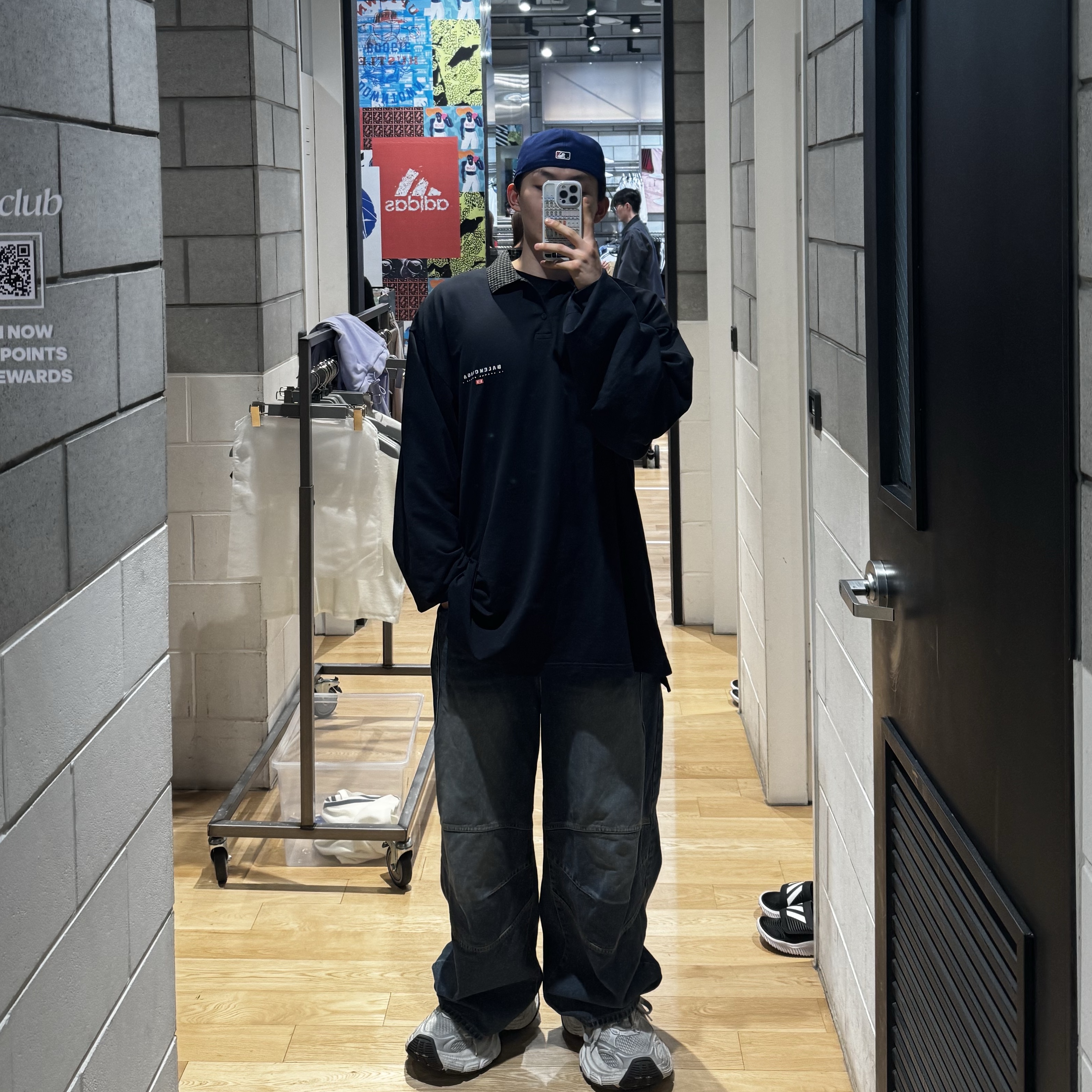 발렌시아가 10XL 스니커즈 화이트 블랙 그레이 착용 스타일