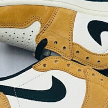 Jordan 1 Low OG Sail and Golden Harvest 착용 스타일