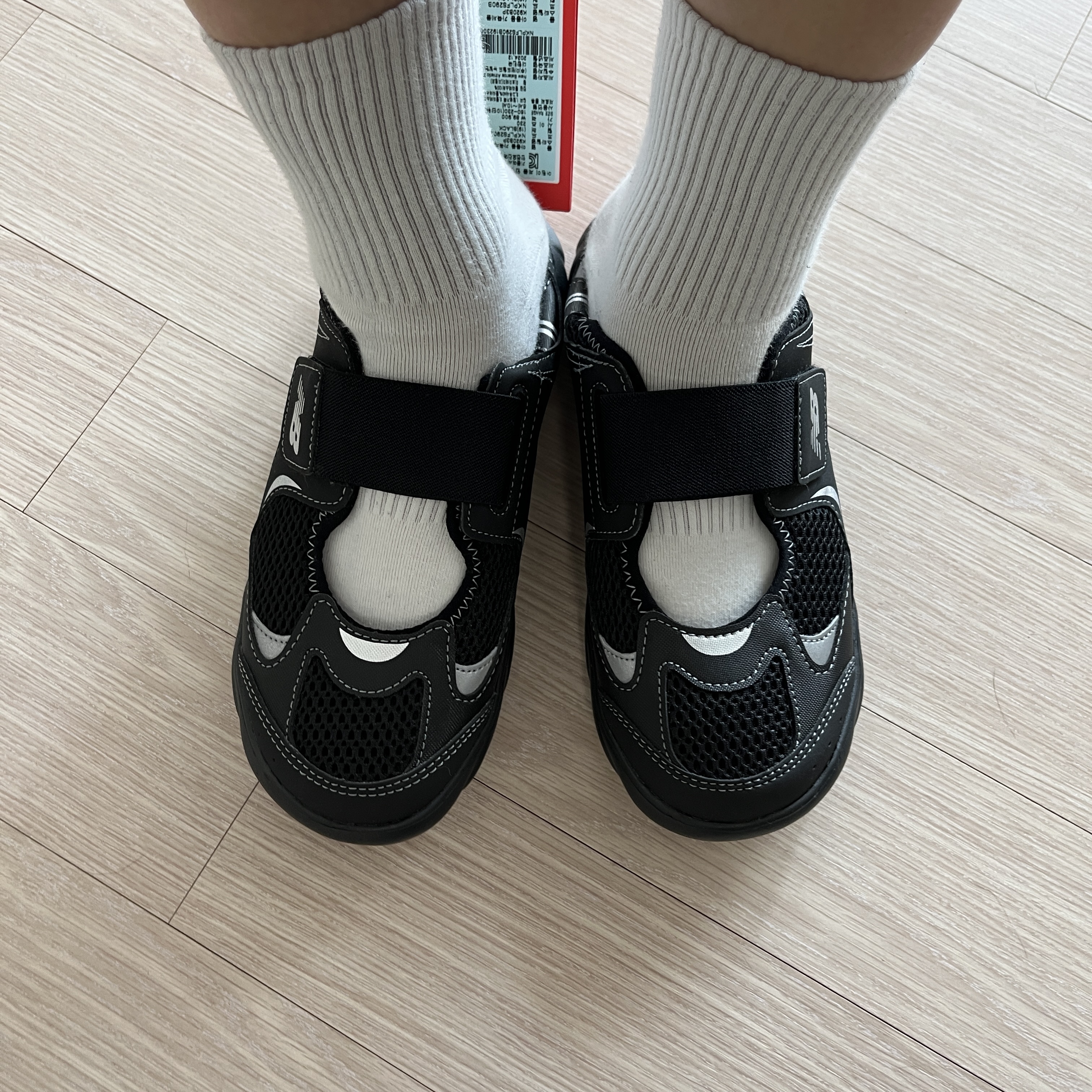 (Kids) New Balance Freedle 920 Sandal Black 착용 스타일 - 2