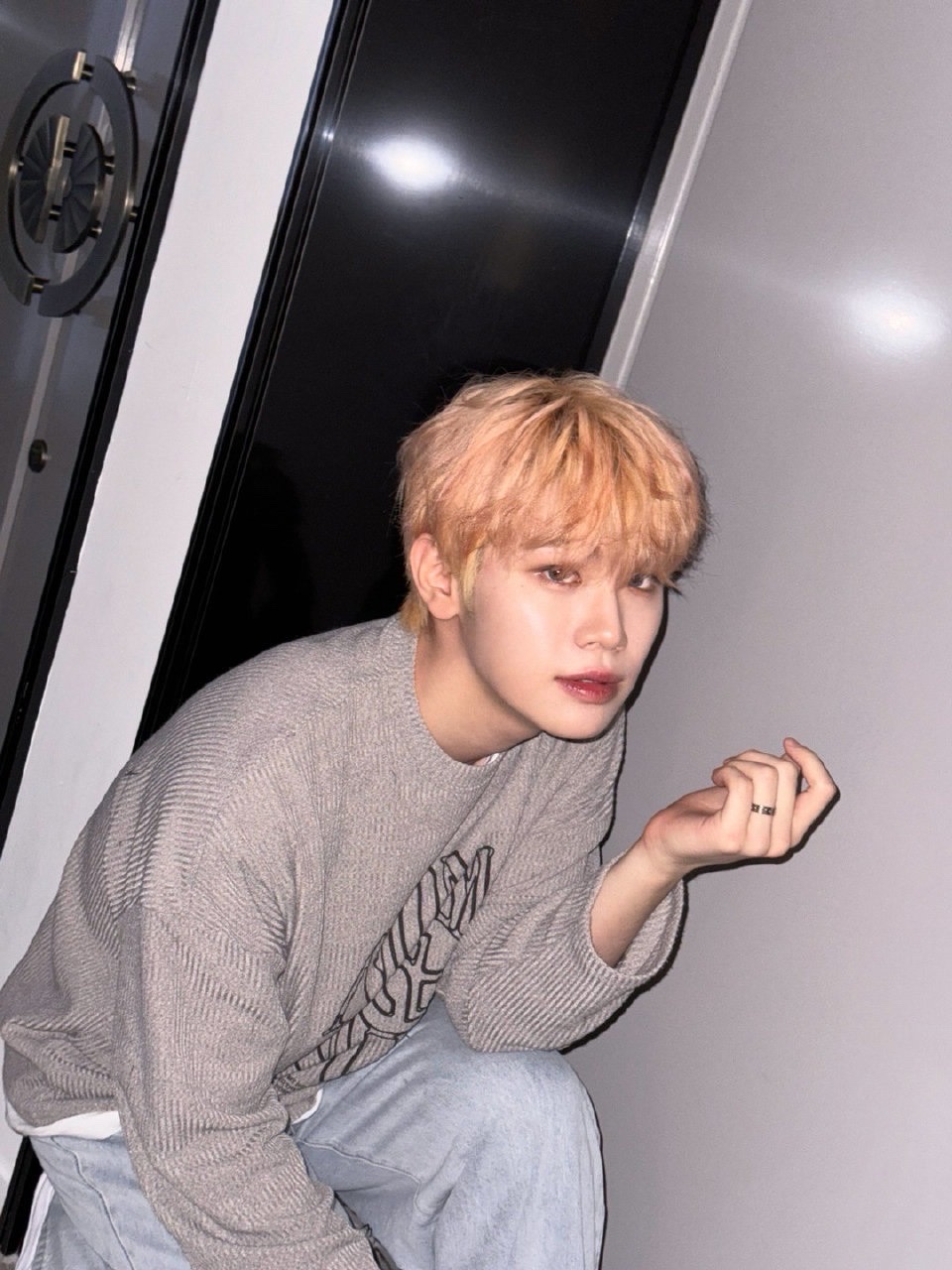 NOMANUAL S.N.A Knit Long Sleeve Oatmeal 착용 스타일 - 4