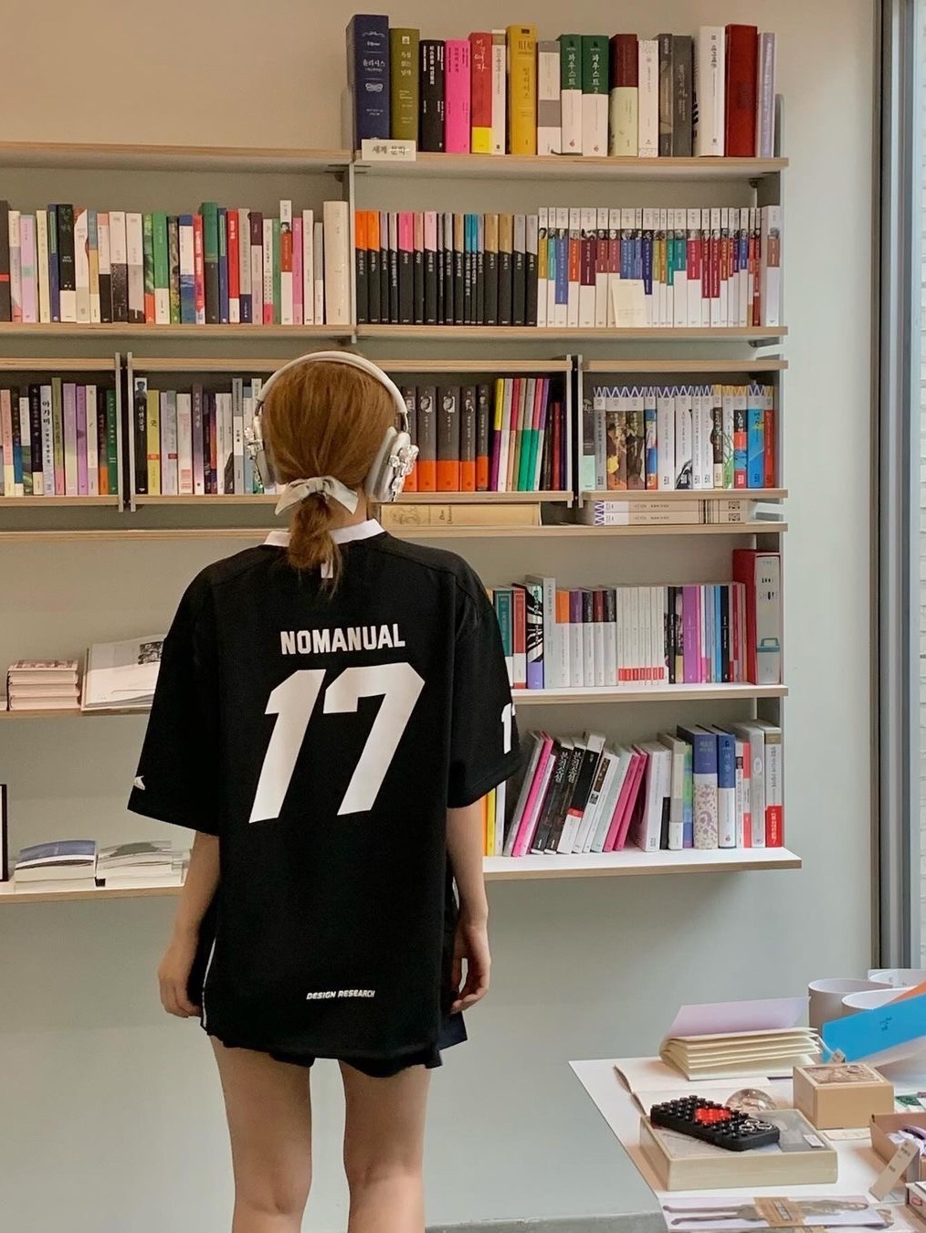 노메뉴얼 17 메쉬 블락 풋볼 저지 블랙, 애플 에어팟 맥스 라이트닝 실버 (국내 정식 발매 제품) 착용 스타일 - 7