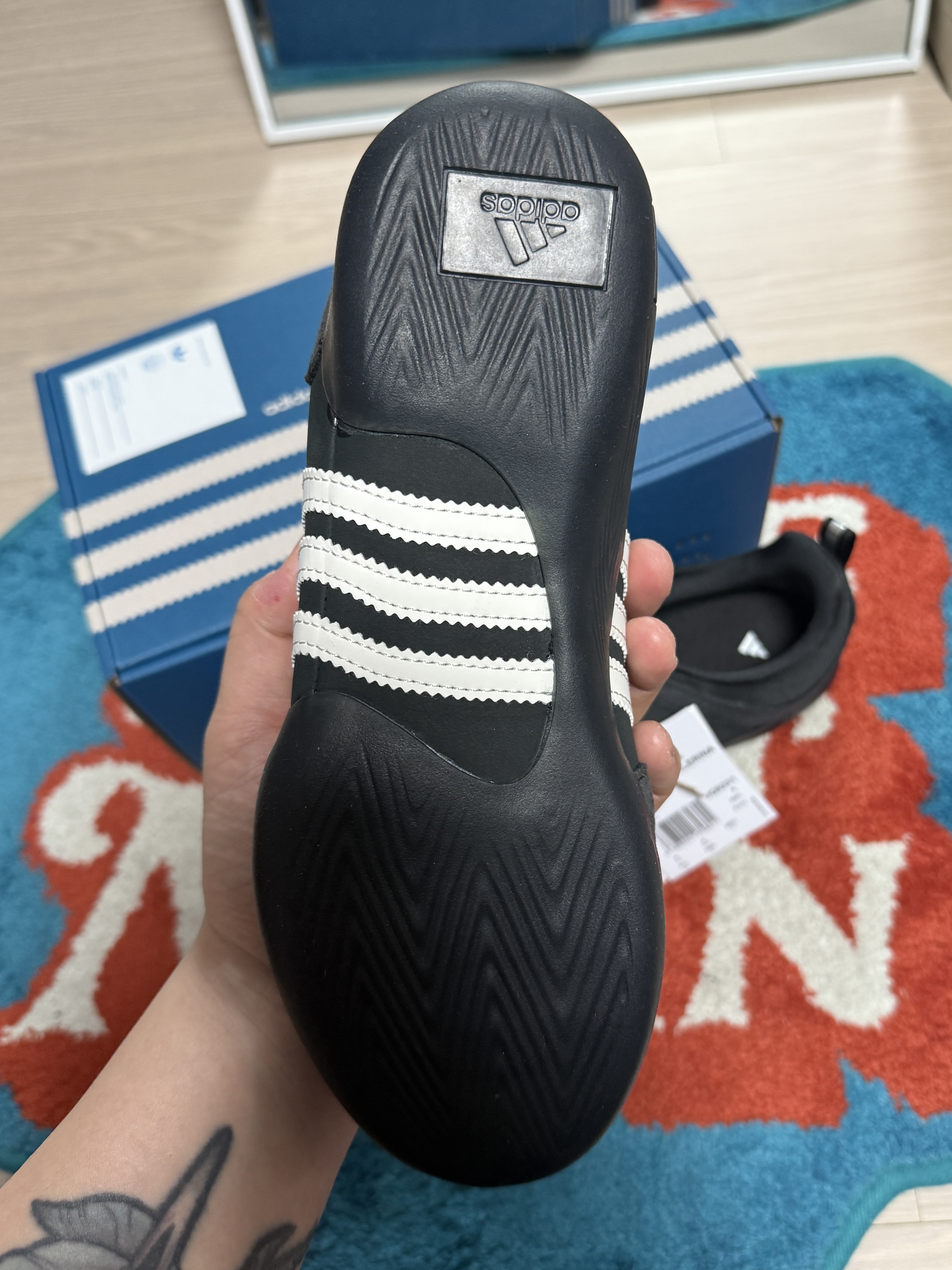Adidas x Bad Bunny Ballerina Core Black Chalk White 착용 스타일 - 4