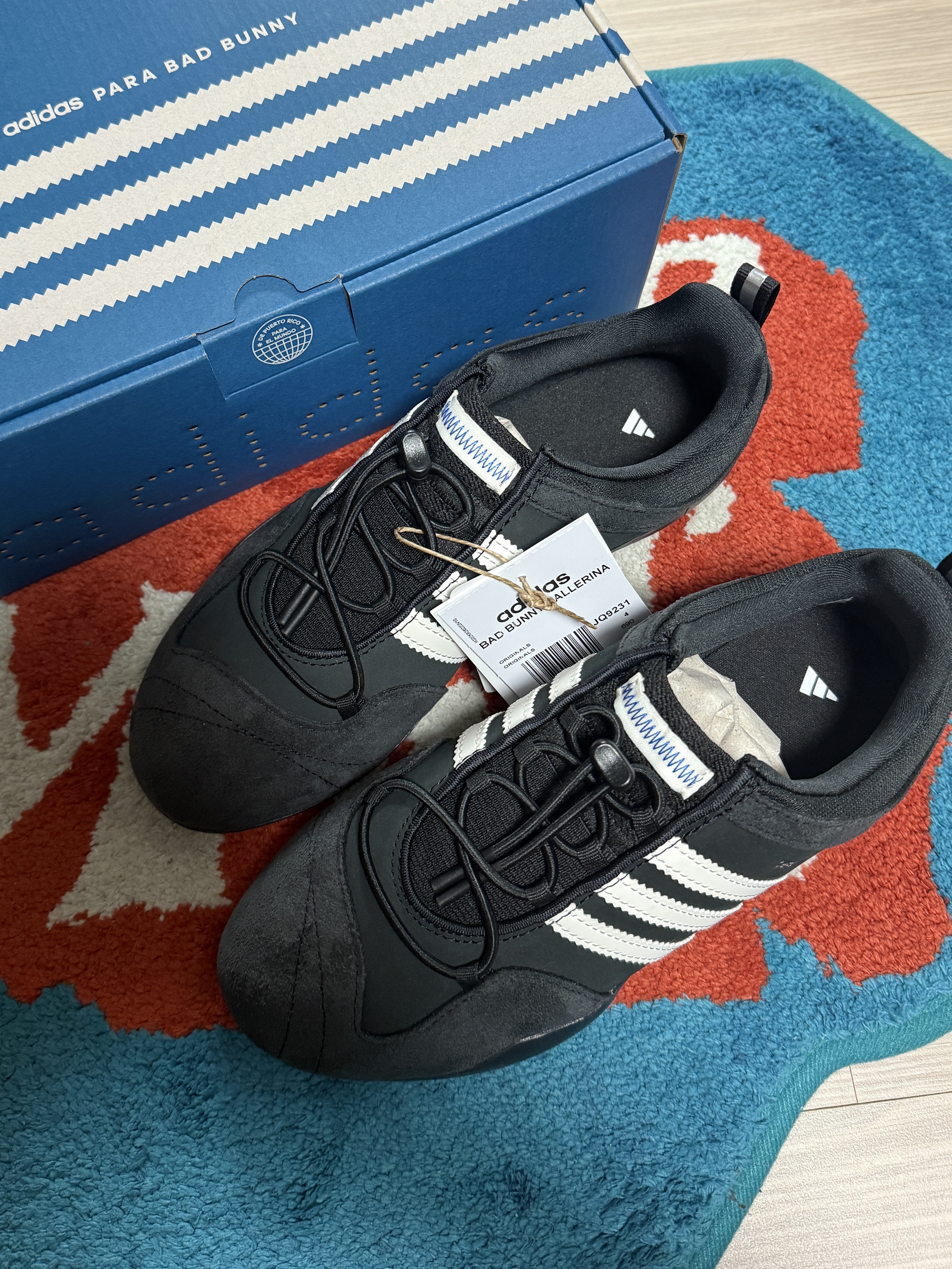Adidas x Bad Bunny Ballerina Core Black Chalk White 착용 스타일 - 1