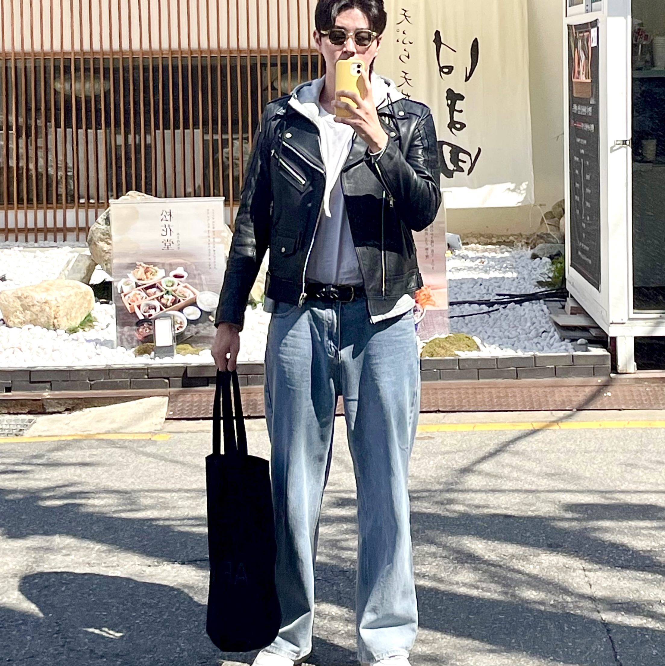 Arket Canvas Tote Bag Black, Nike Air Force 1 '07 Low White 착용 스타일
