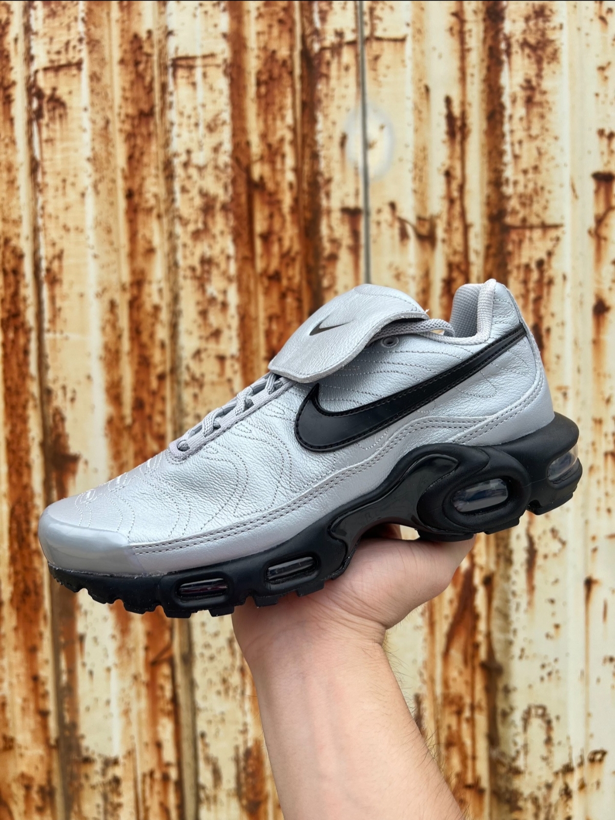 Nike Air Max Plus TNPO Wolf Grey and Black 착용 스타일