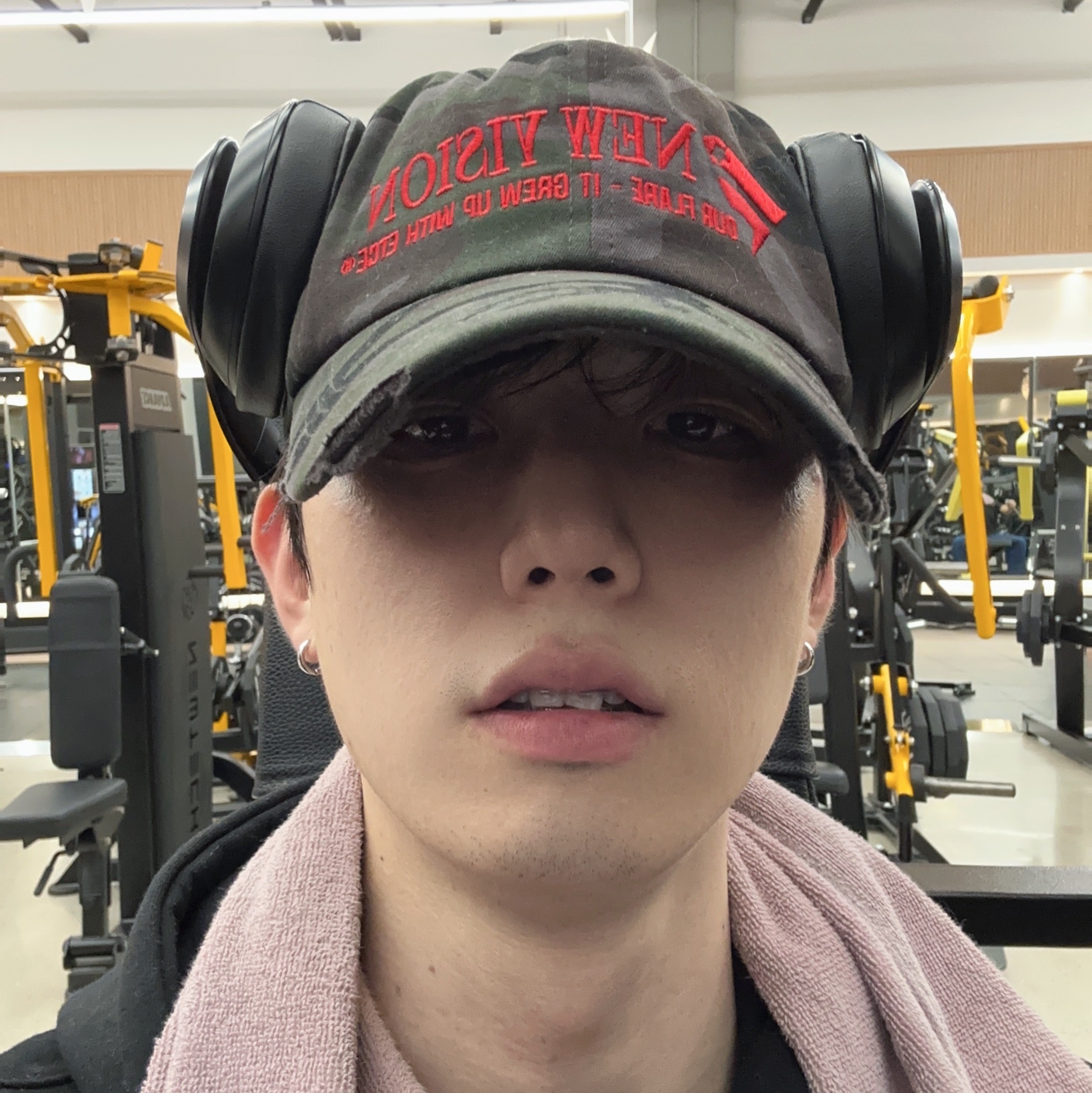 이티씨이 뉴 비전 카모캡 나이트 정글, 비츠 스튜디오 프로 무선 오버 이어 헤드폰 블랙 (국내 정식 발매 제품) 착용 스타일