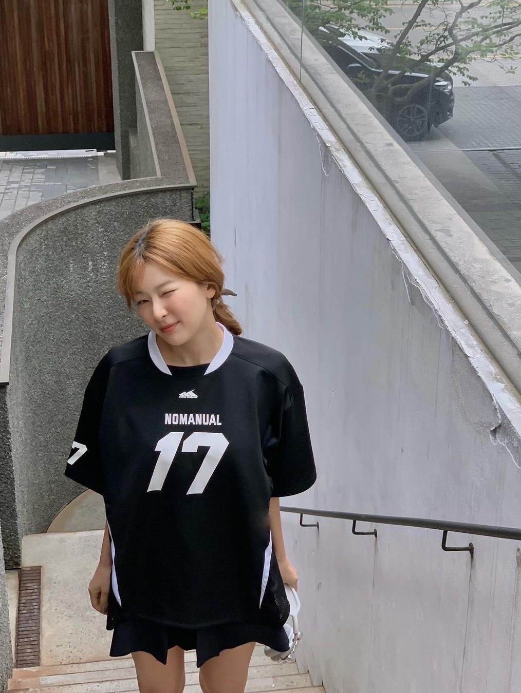 노메뉴얼 17 메쉬 블락 풋볼 저지 블랙, 애플 에어팟 맥스 라이트닝 실버 (국내 정식 발매 제품) 착용 스타일 - 8
