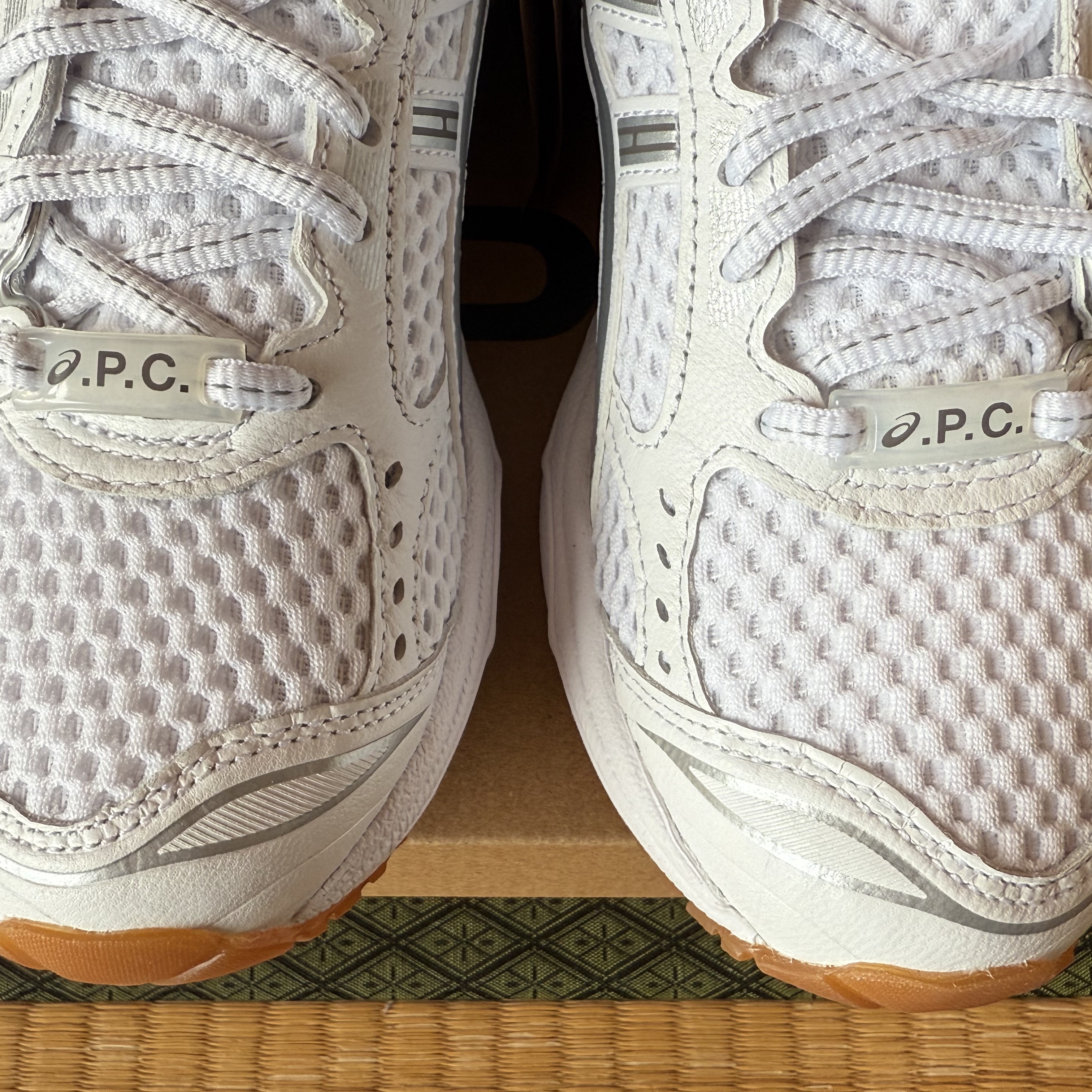 Asics x A.P.C. Gel-Kayano 14 White Pure Silver 착용 스타일 - 2