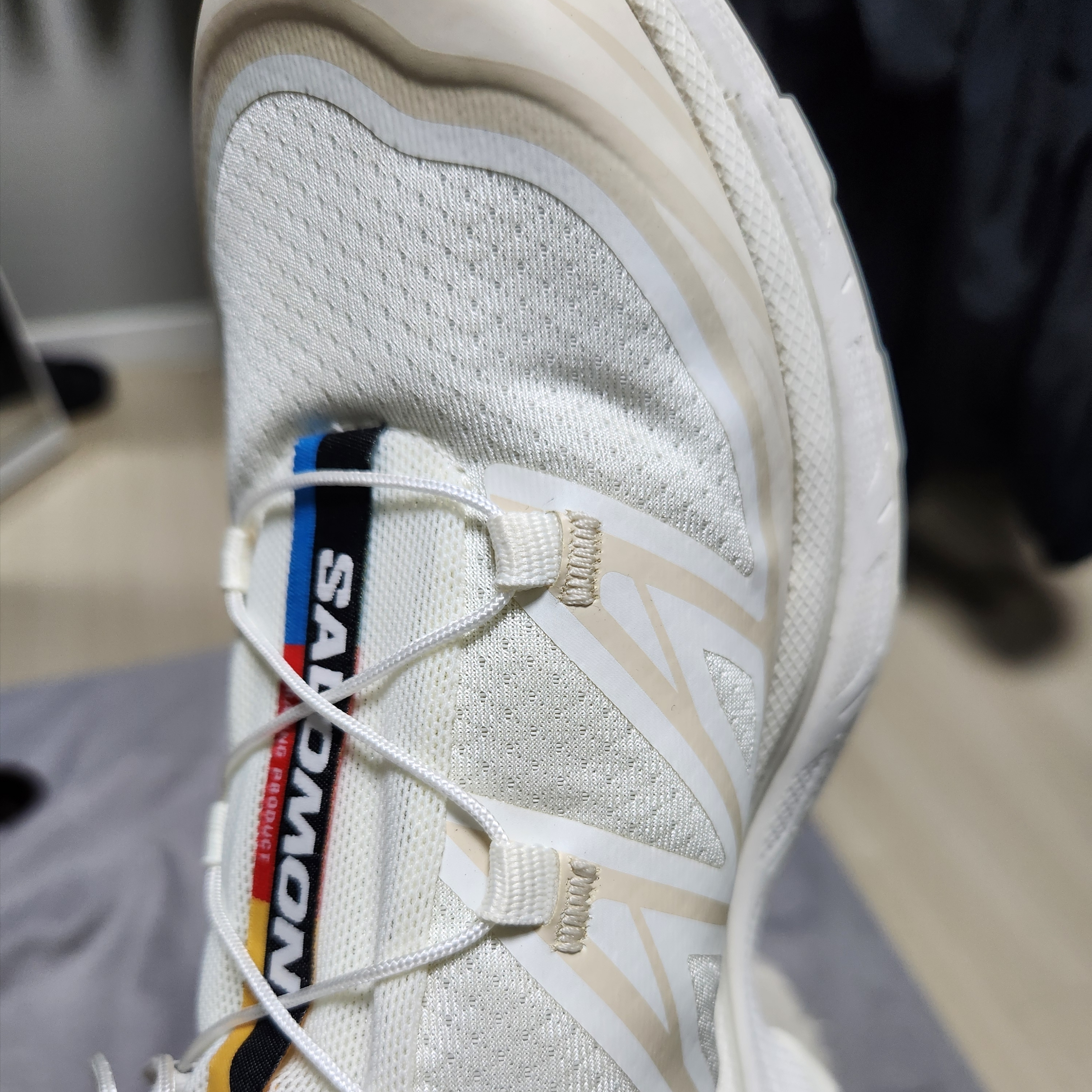 Salomon XT-6 Vanilla Ice Almond Milk 착용 스타일 - 1