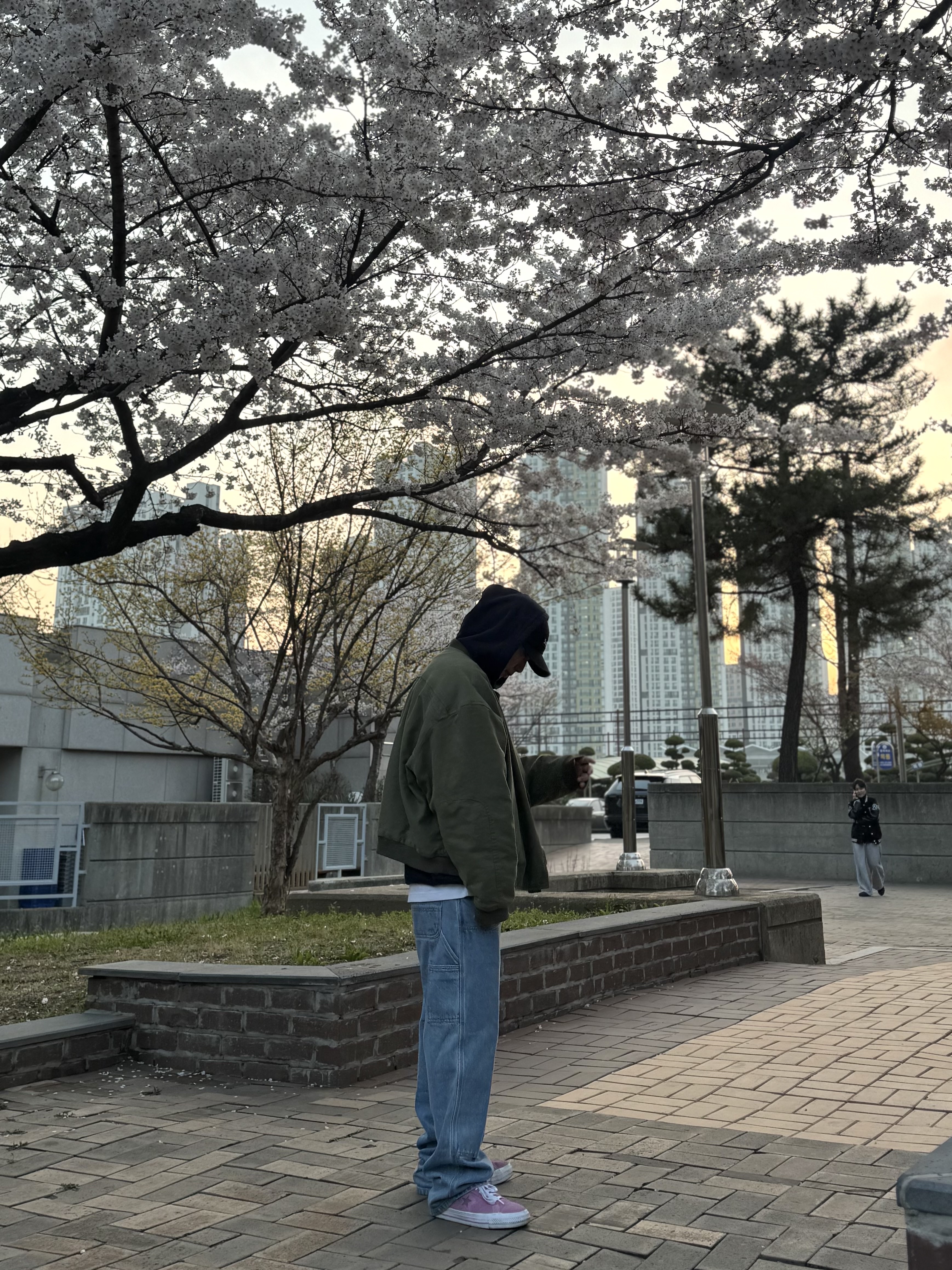 논노드 서퍼 다이 서지 봄버 자켓 빈티지 카키, 칼하트 WIP 스미스 데님 더블 니 팬츠 블루 스톤 블리치드 착용 스타일 - 2