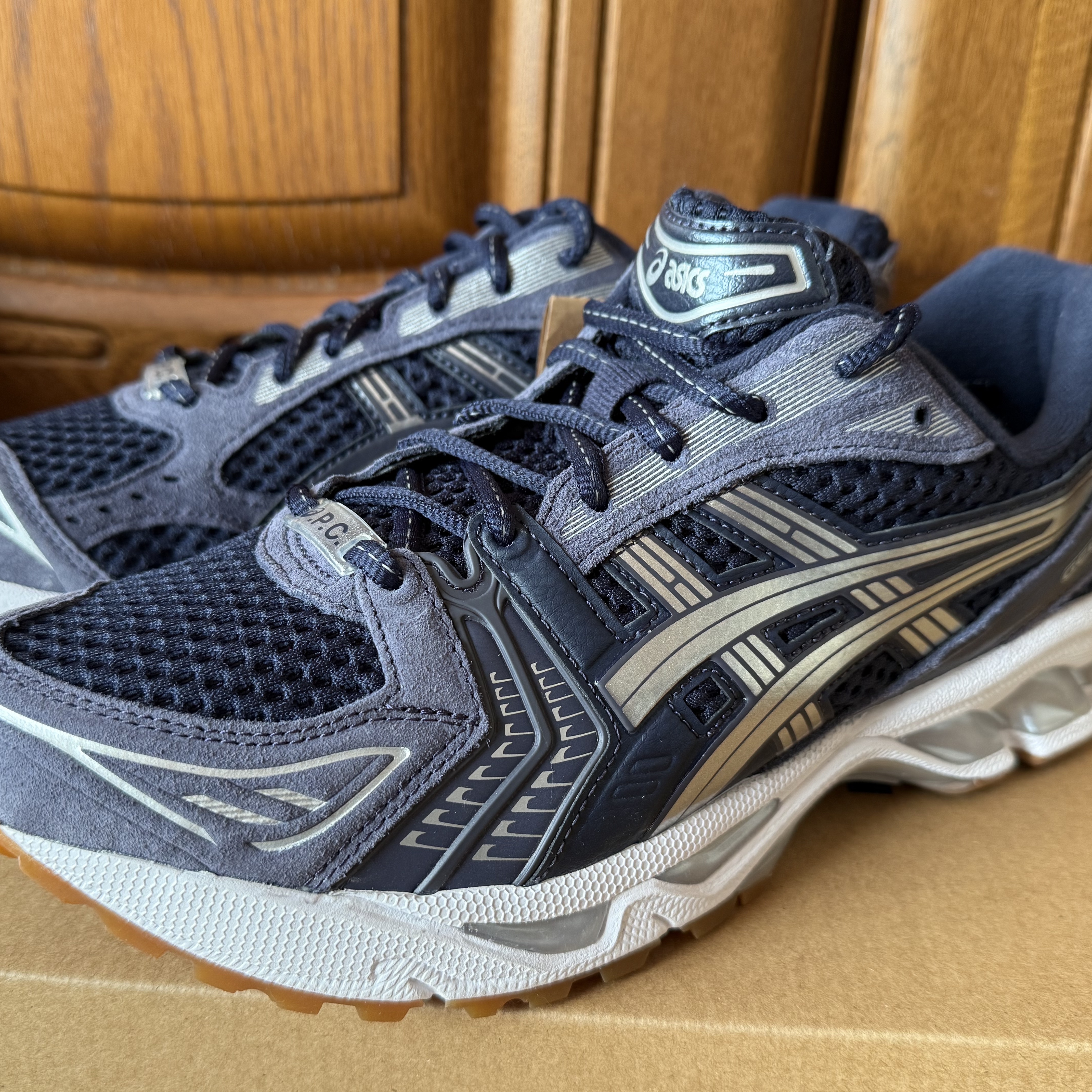 Asics x A.P.C. Gel-Kayano 14 Midnight Indigo Fog 착용 스타일 - 2