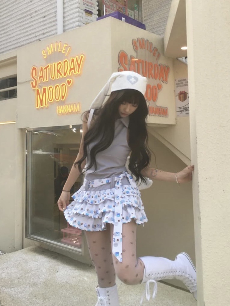혼쿄 캉캉 홀터넥 드레스 그레이 착용 스타일