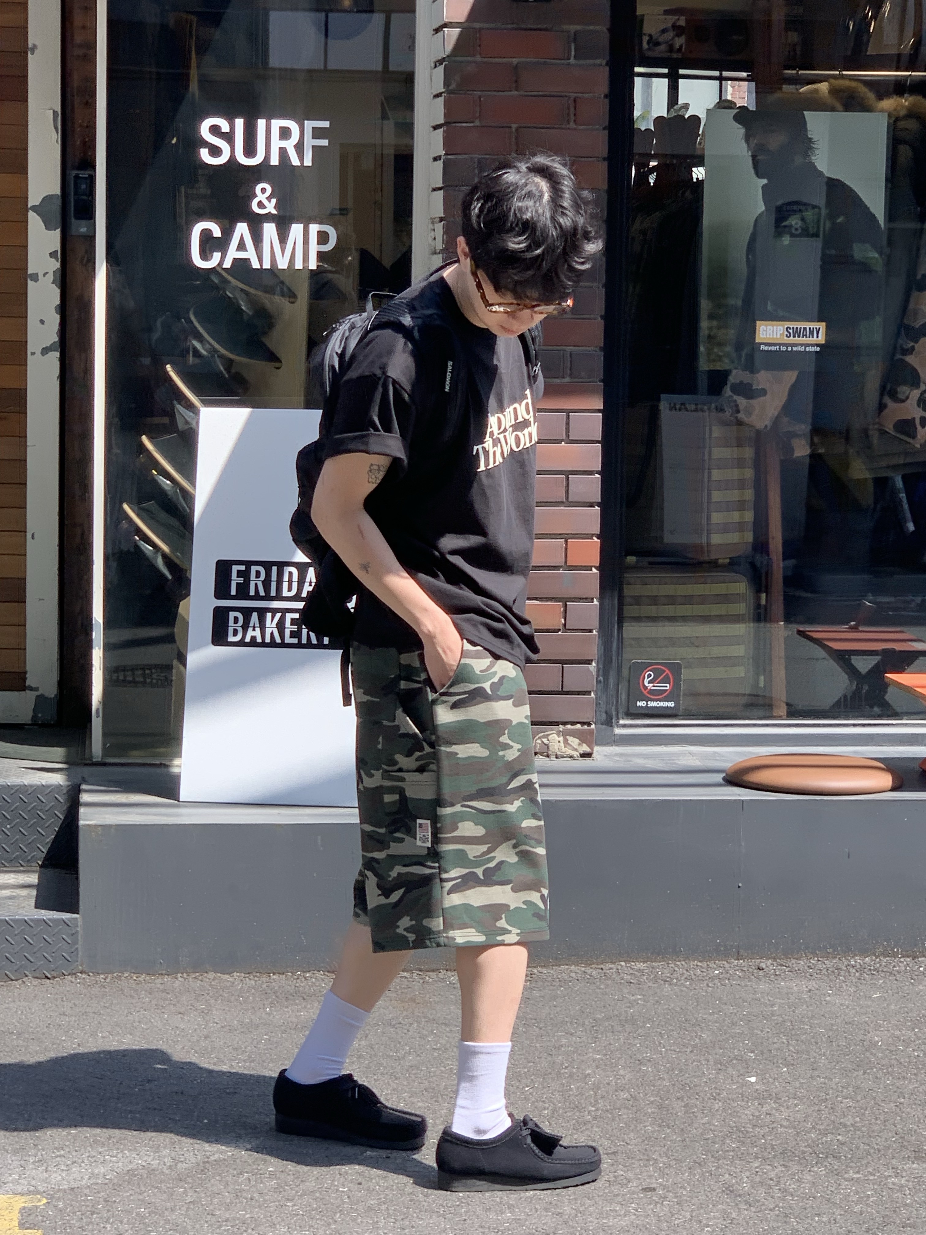 Clarks Wallabee Black Suede, Gentle Monster x Maison Margiela MM212 Tortoise Green 착용 스타일 - 1