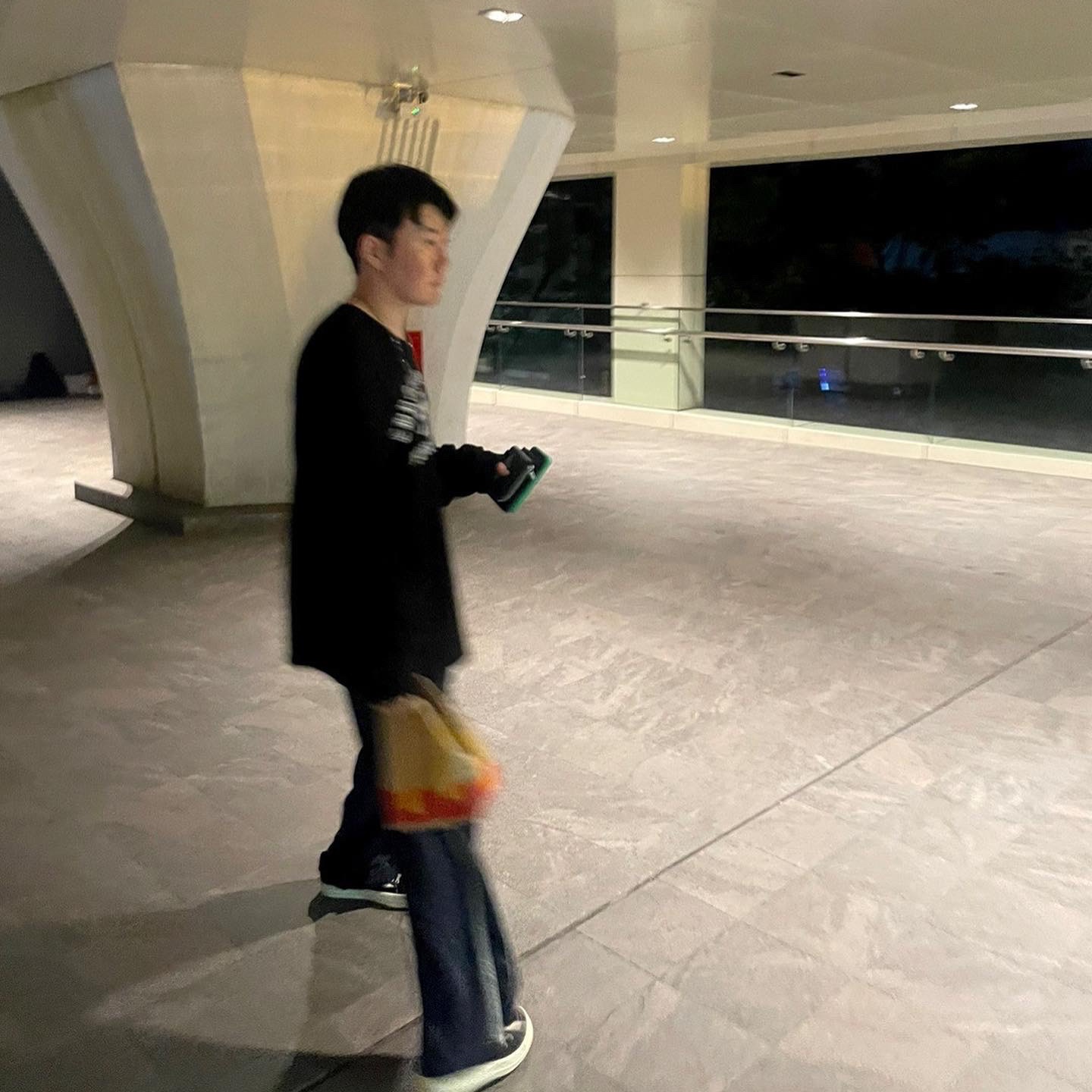 크롬하츠 세메터리 헐리우드 스웨트셔츠 블랙, 보테가 베네타 아이폰 14 프로 맥스 케이스 패러킷 착용 스타일 - 3