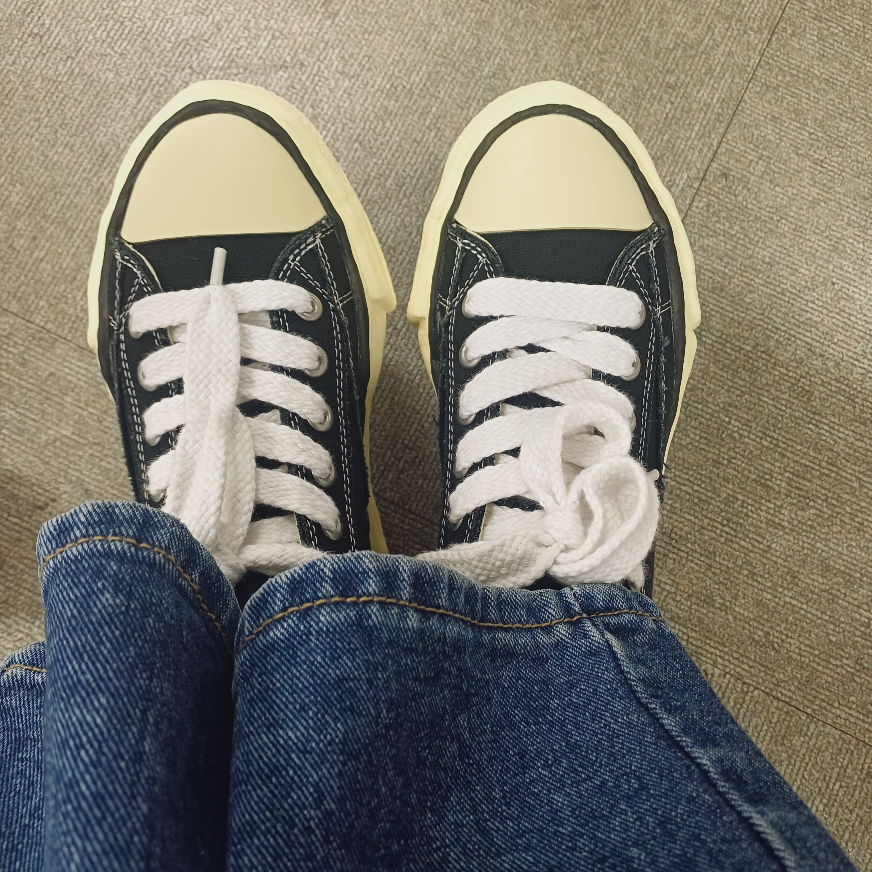 메종 미하라 야스히로 피터슨 VL OG 솔 캔버스 로우탑 스니커즈 블랙 착용 스타일