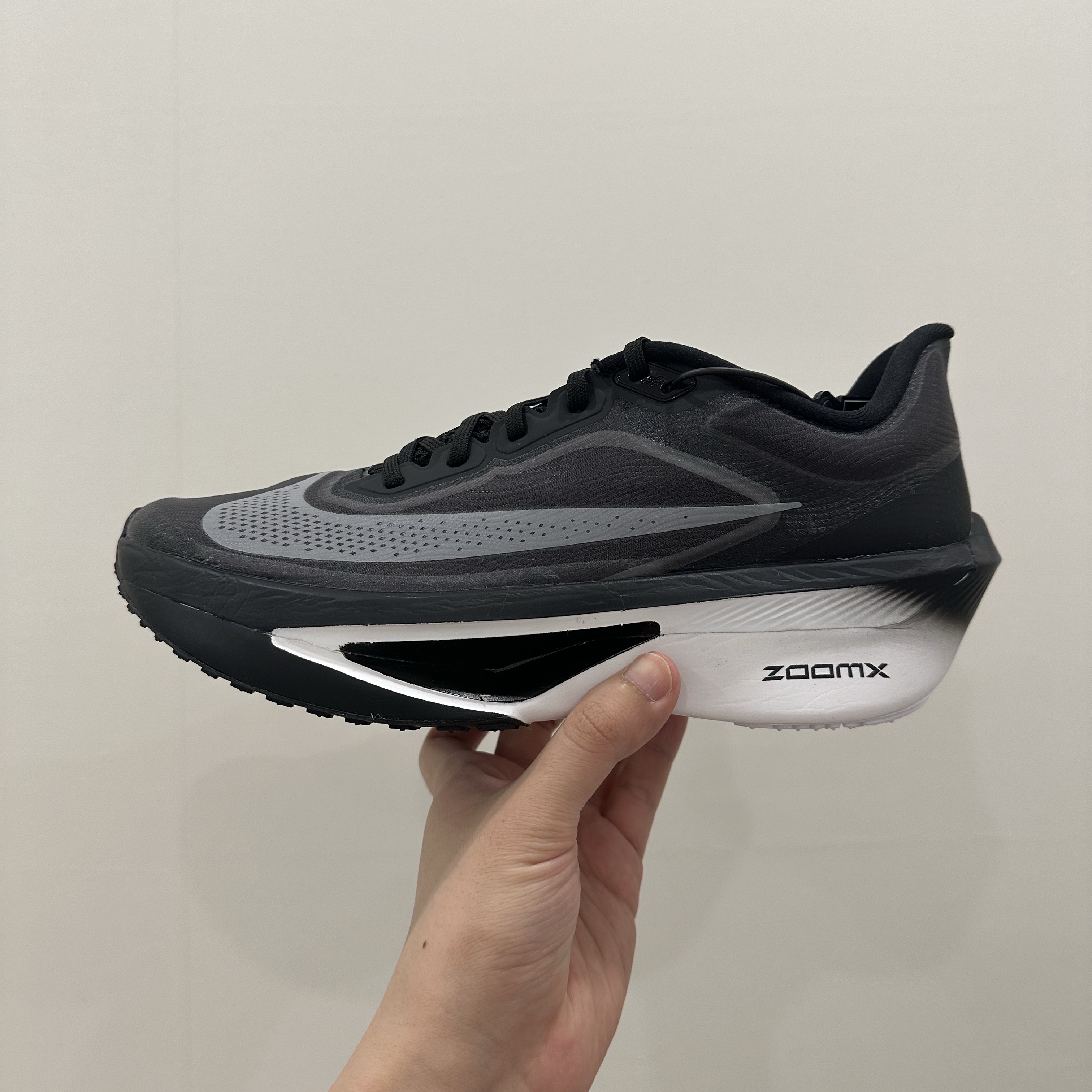 Nike Zoom Fly 6 Black Light Smoke Grey 착용 스타일 - 6