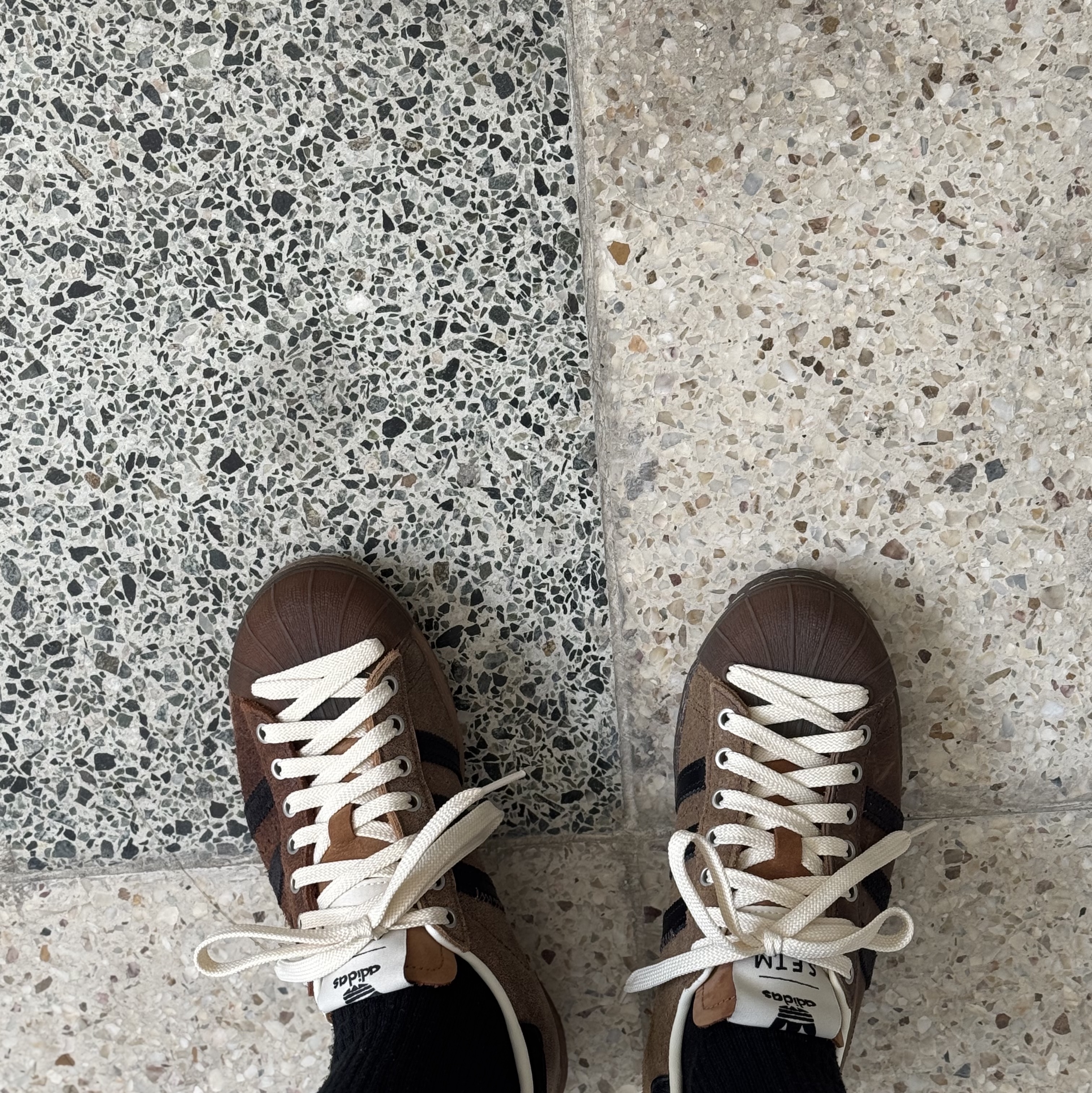 Adidas x Song for the Mute Superstar 82 Khaki Core Black 착용 스타일 - 4