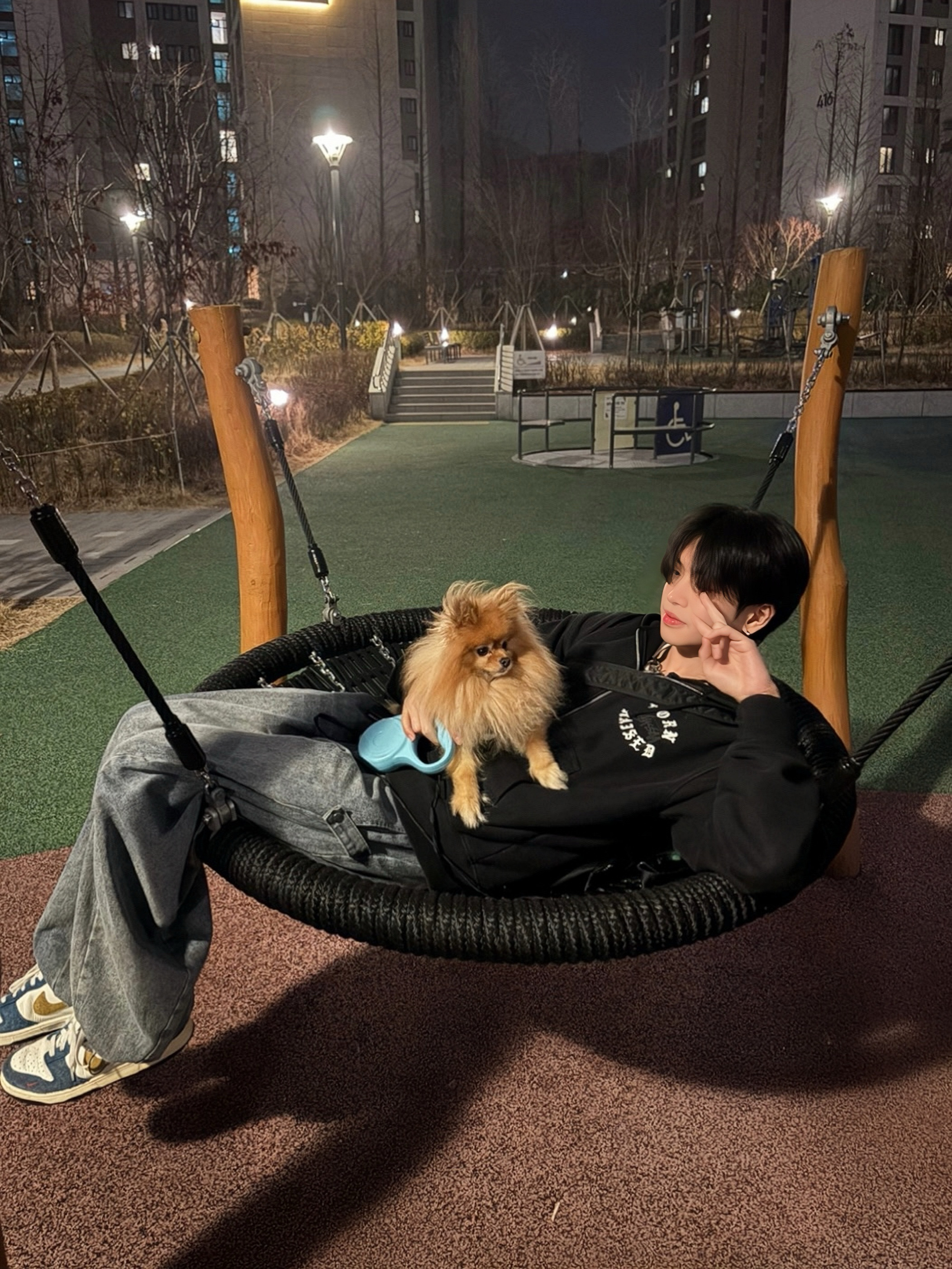 스투시 x 본앤레이즈드 로고 후드 집업 블랙, 나이키 x 카시나 덩크 로우 80's 버스 착용 스타일