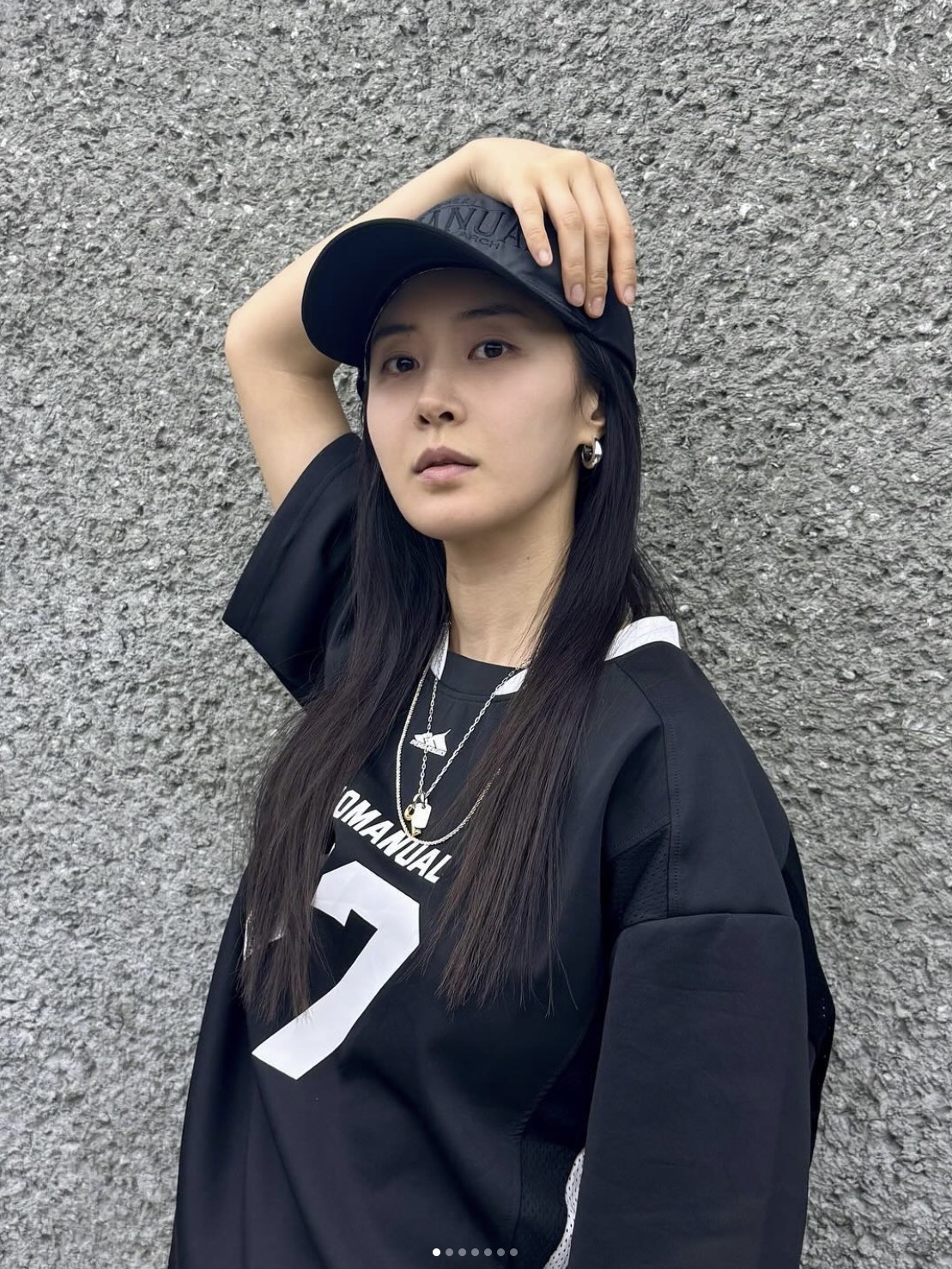 NOMANUAL 17 Mesh Block Football Jersey Black, NOMANUAL 2C Trucker Ball Cap Charcoal 착용 스타일 - 1