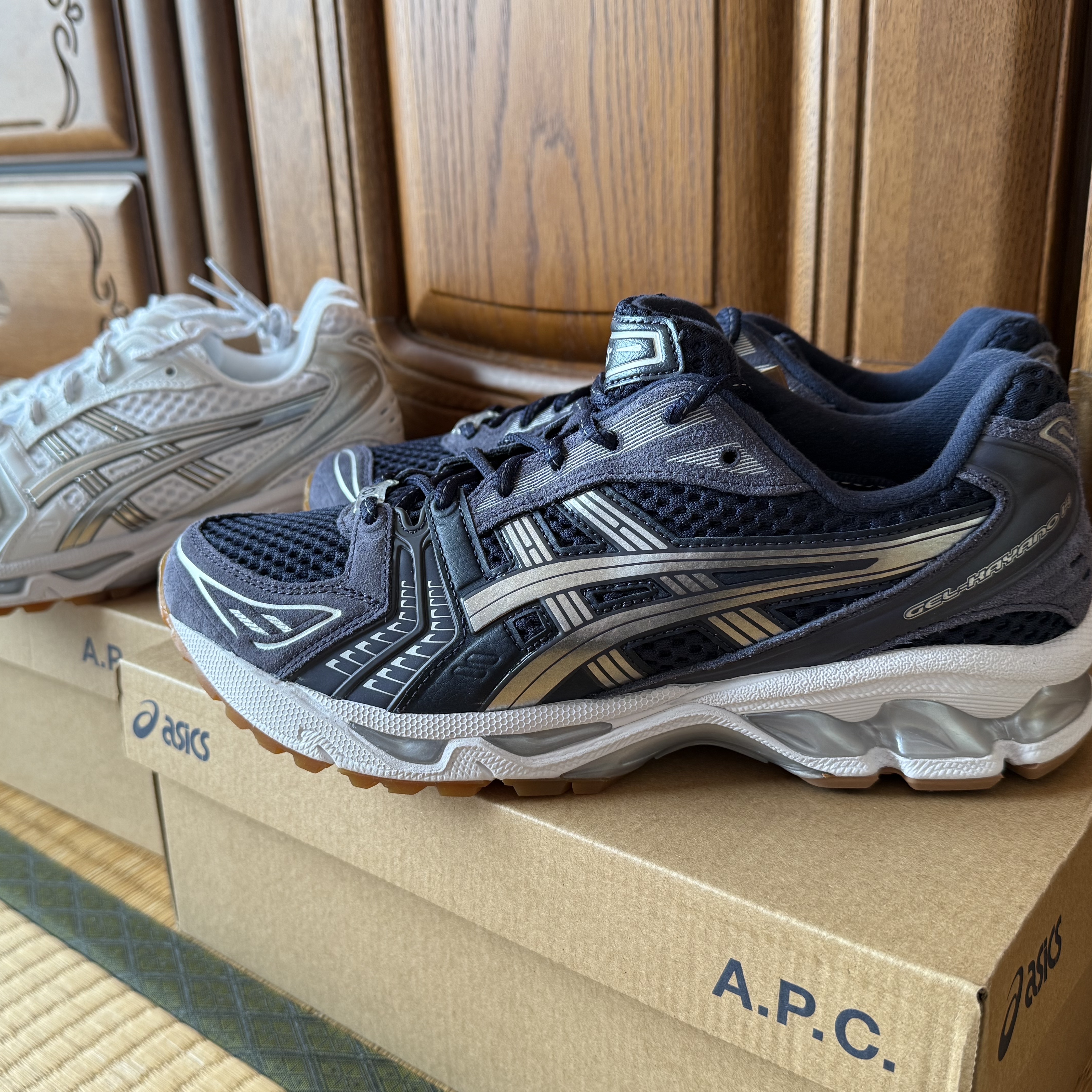 Asics x A.P.C. Gel-Kayano 14 Midnight Indigo Fog 착용 스타일 - 1
