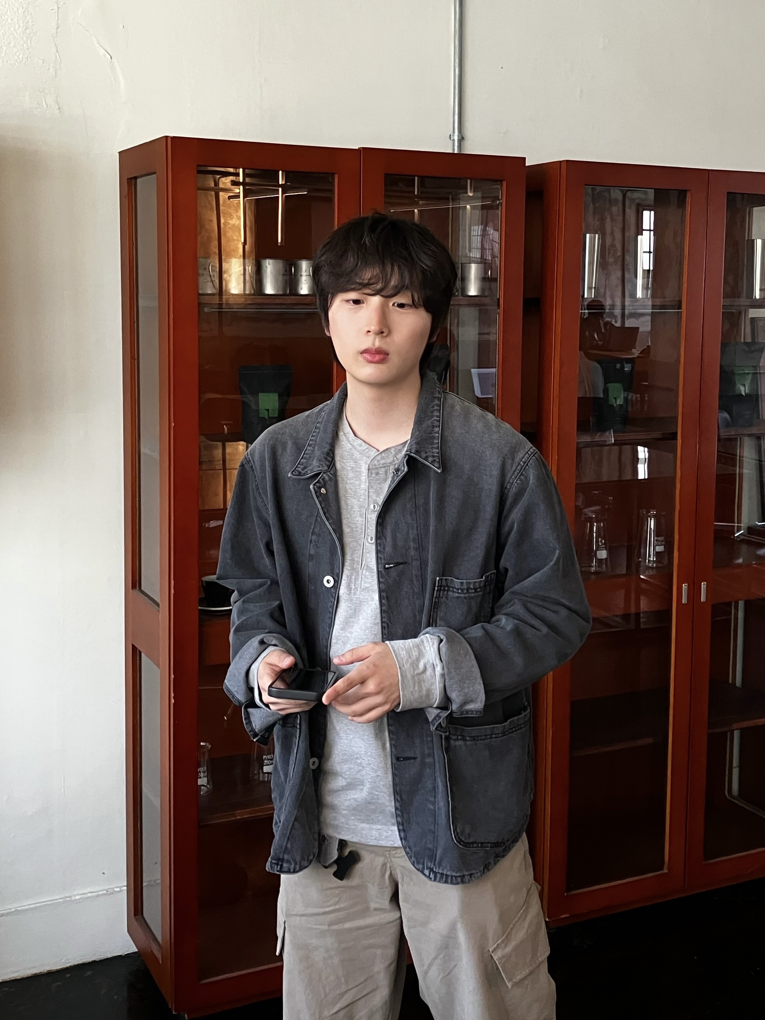 다이브인 베른 카고 팬츠 올리브 베이지 착용 스타일 - 2