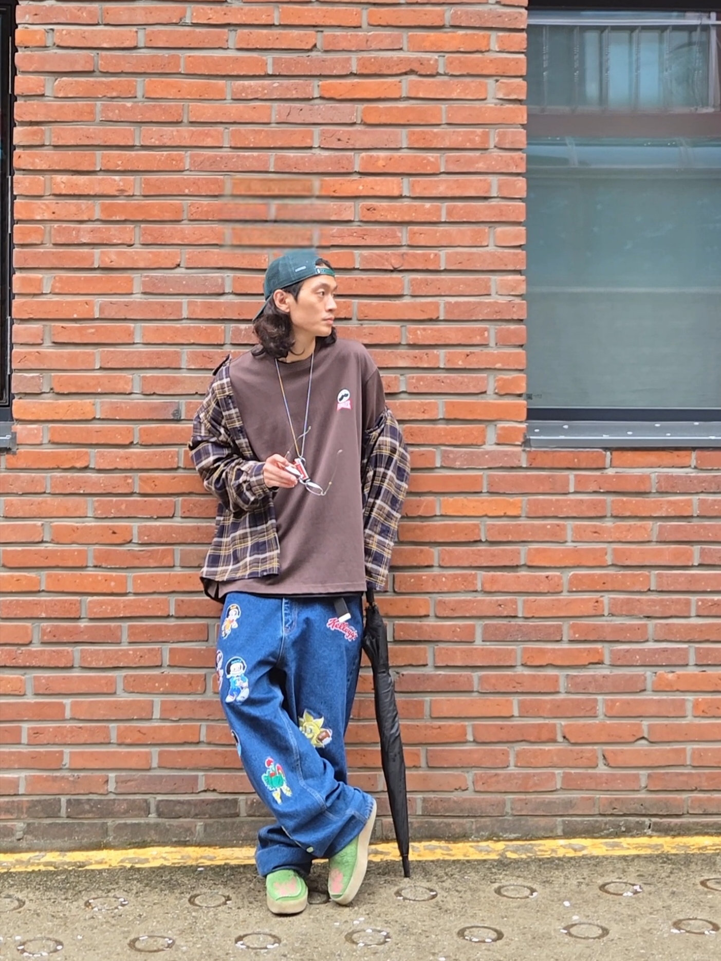 젠틀 몬스터 x 메종 마르지엘라 MM217 실버 클리어, 클락스 오리지널스 x 살레헤 벰버리 러거 컵솔 다크 그린 착용 스타일