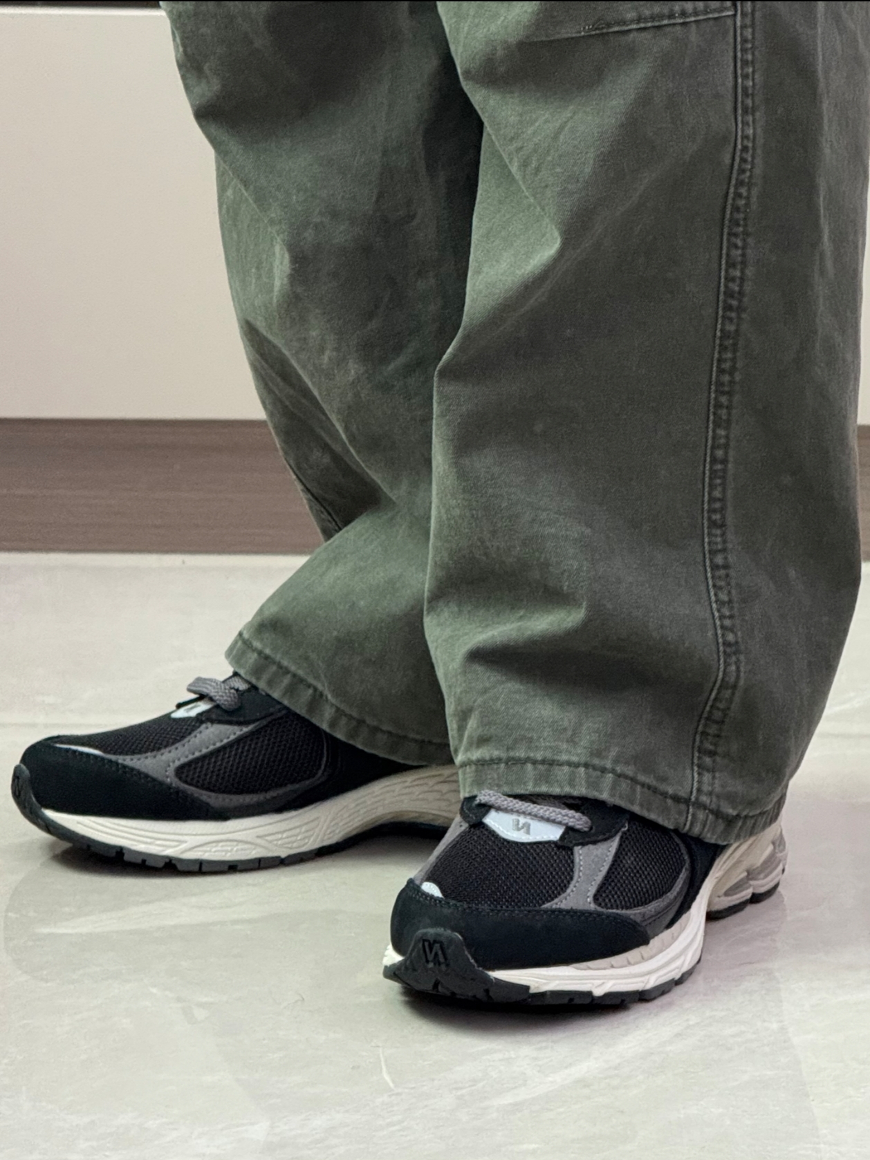 New Balance 2002R Premium Vintage Black 착용 스타일 - 2