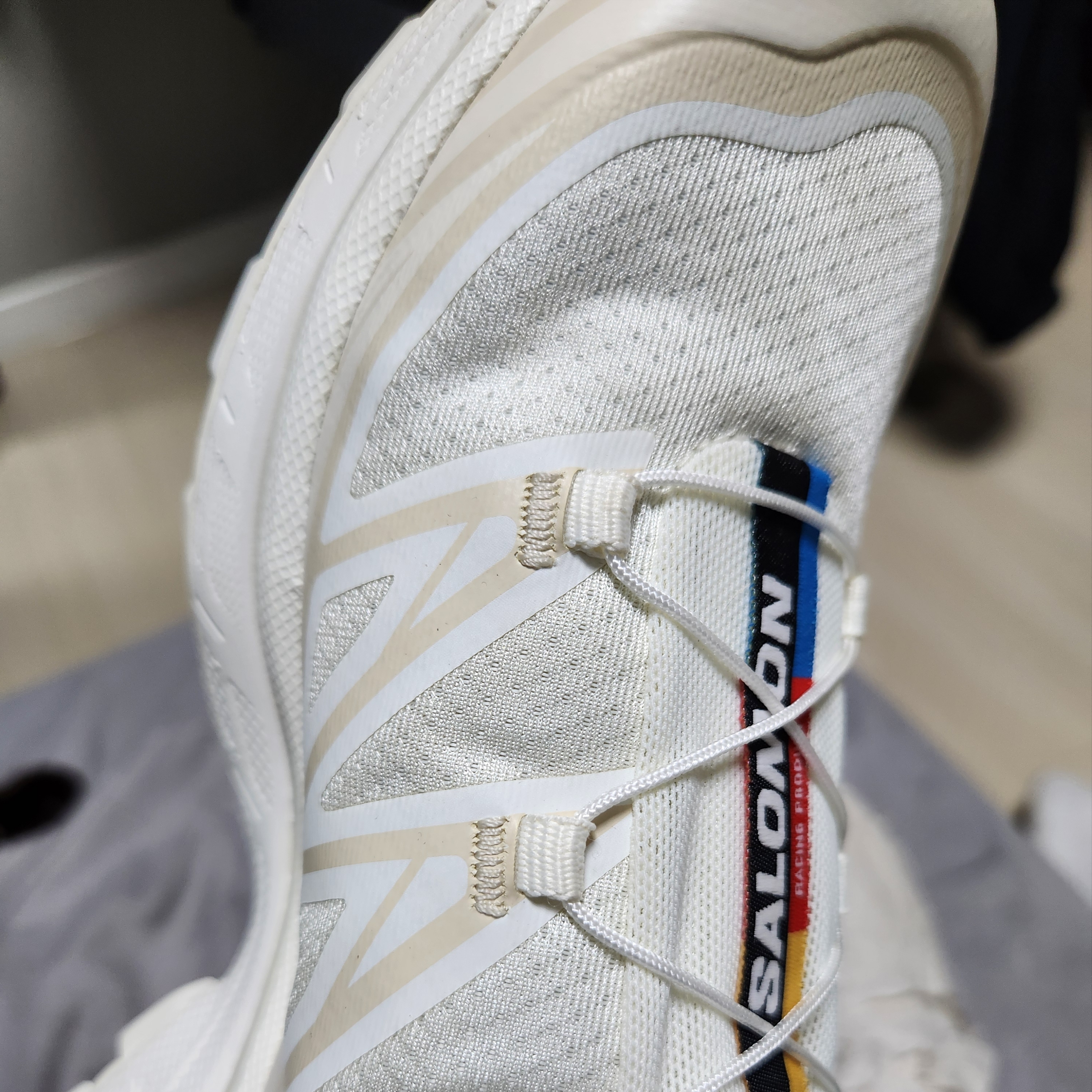 Salomon XT-6 Vanilla Ice Almond Milk 착용 스타일 - 2