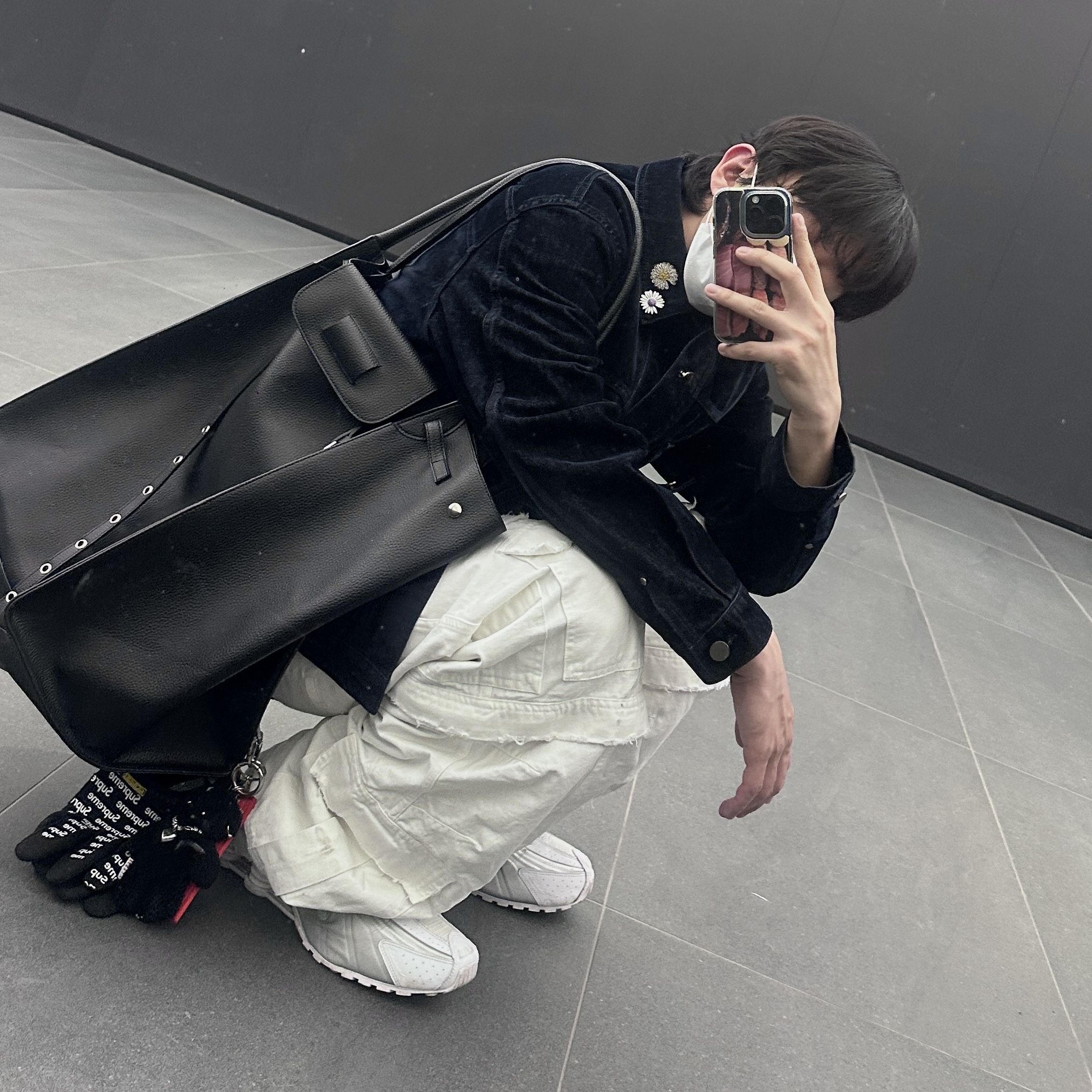 피스마이너스원 x 주피터 데이지 핀 세트 화이트, (W) 나이키 샥스 R4 화이트 메탈릭 실버 착용 스타일