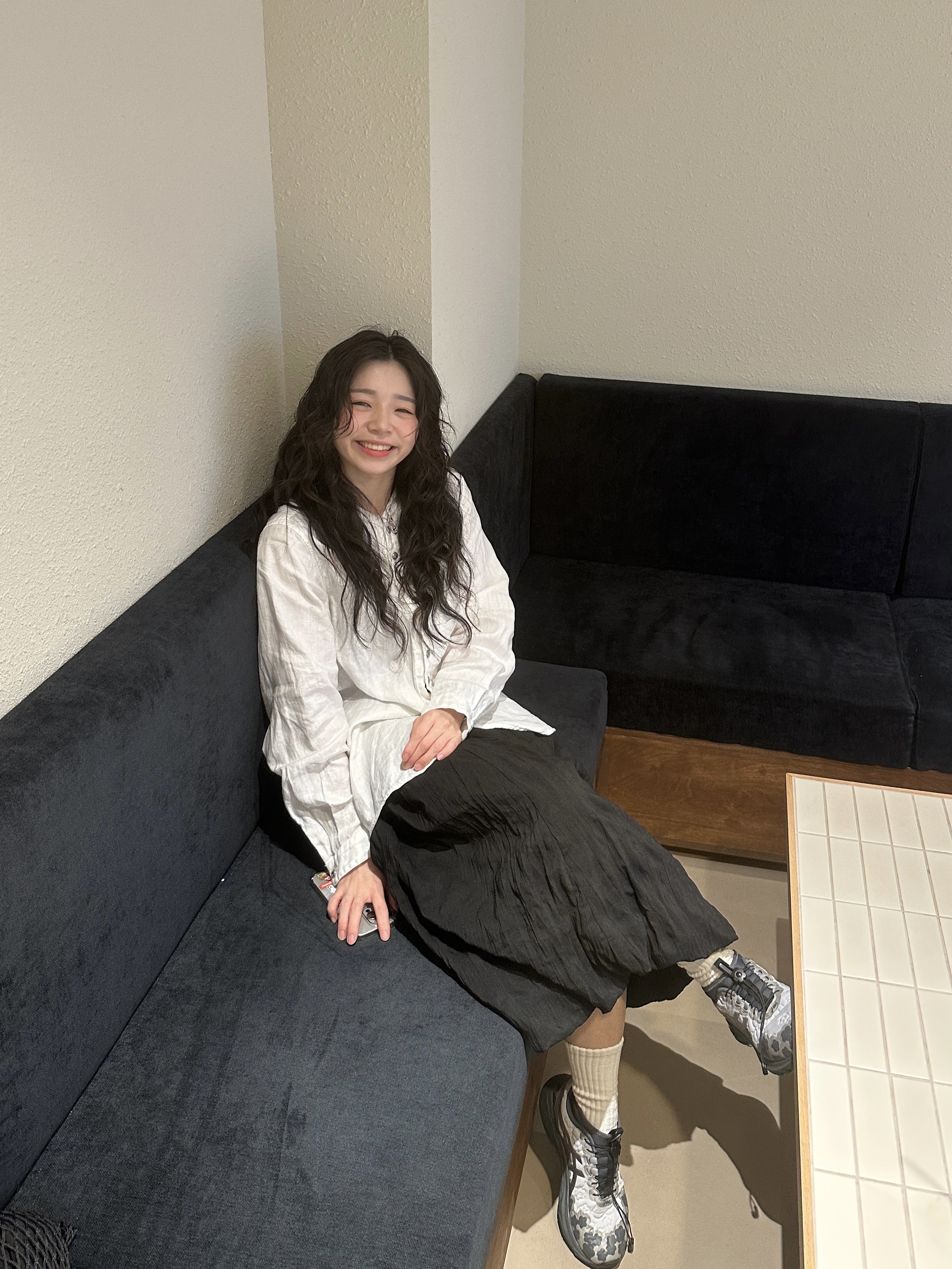 아식스 x 세실리에 반센 젤 터레인 MT 퓨어 실버, 캐피탈 거즈 린넨 헤링본 스탠드 페니 셔츠 화이트 착용 스타일