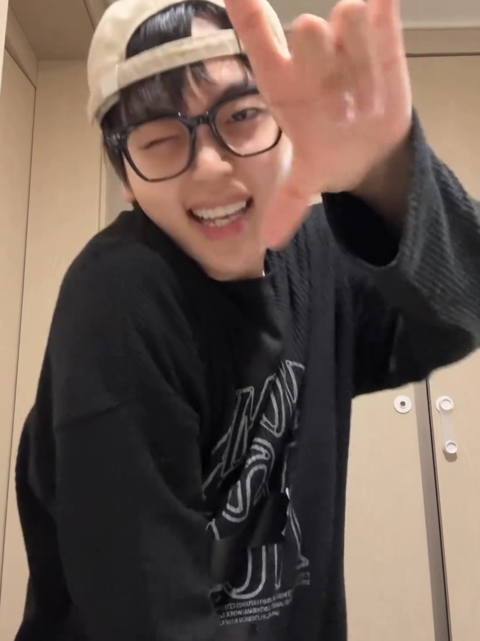 노매뉴얼 S.N.A 니트 롱슬리브 블랙 착용 스타일