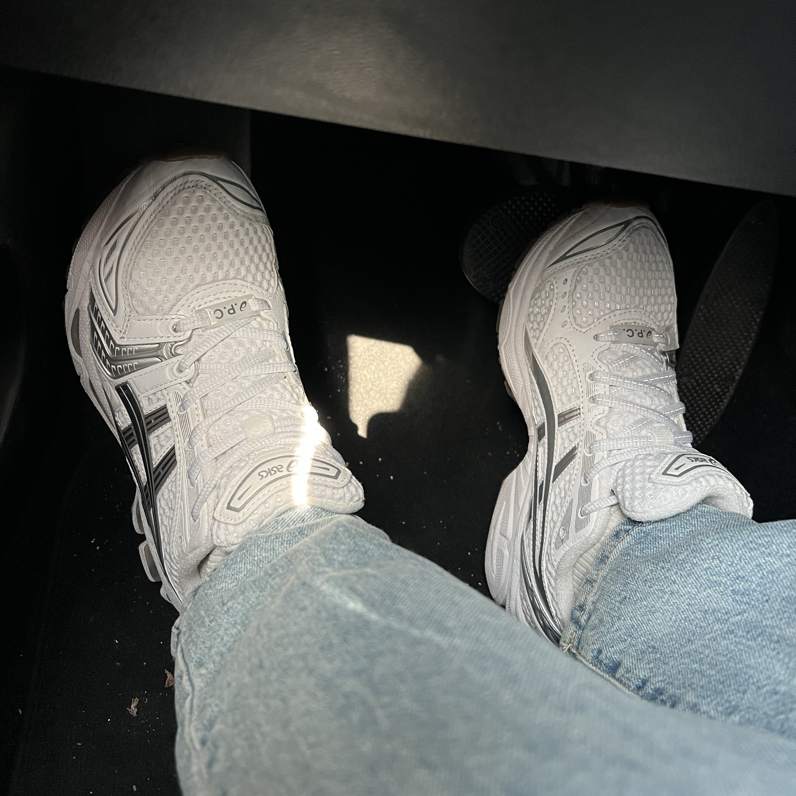 Asics x A.P.C. Gel-Kayano 14 White Pure Silver 착용 스타일 - 3