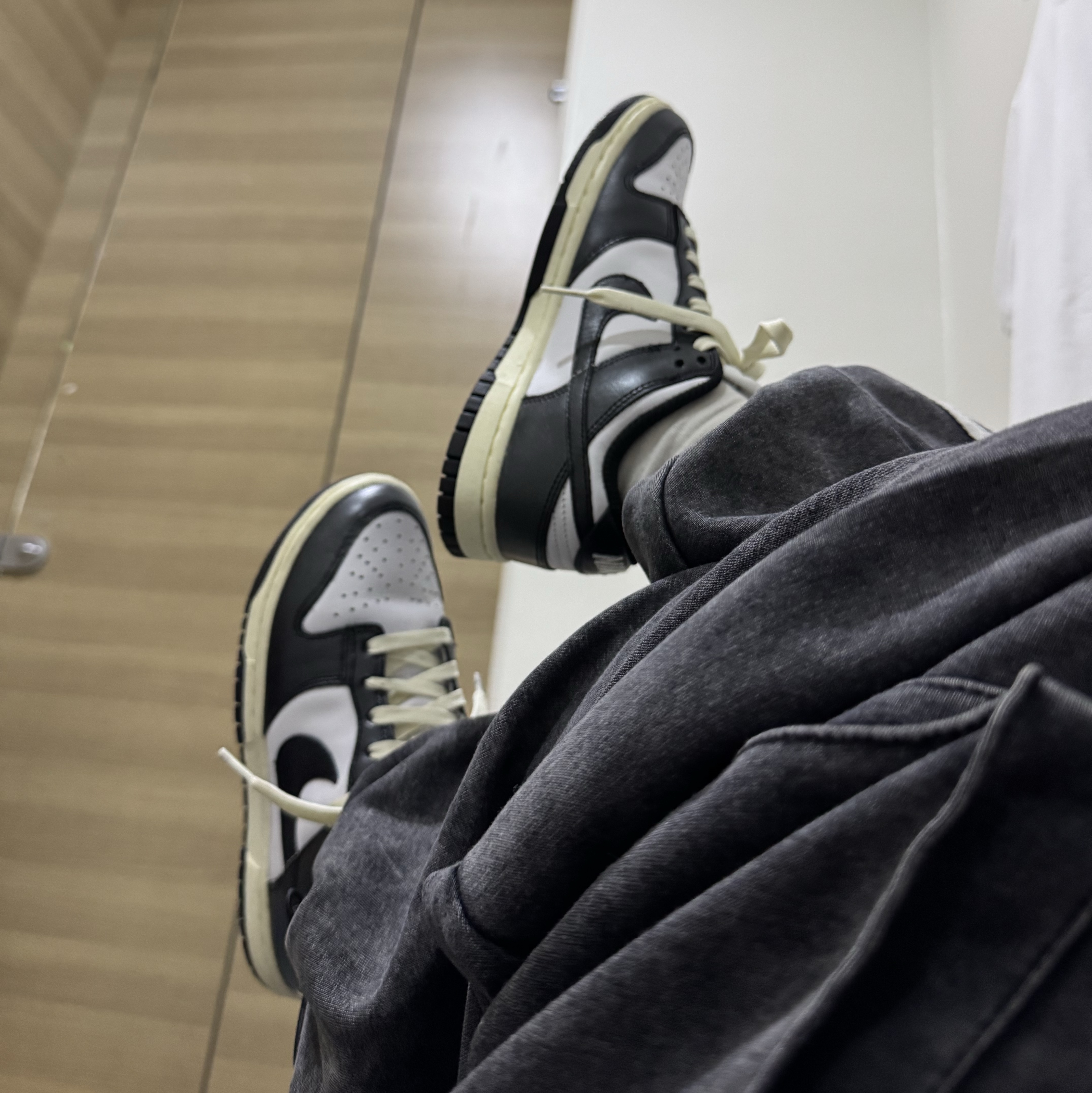 (W) Nike Dunk Low Vintage Black and White 착용 스타일 - 3