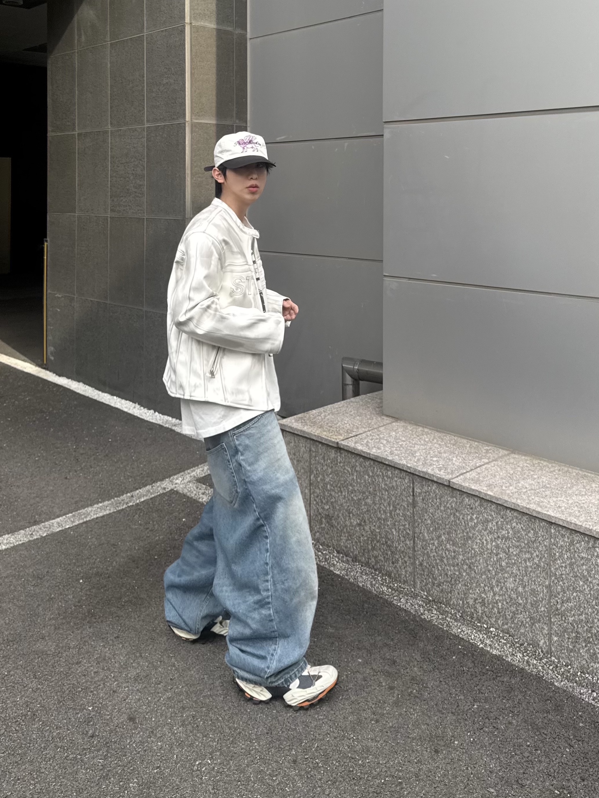 NOD Wide Baggy Denim pants Mid blue, Peaceminusone x Joopiter Five-Panel Baseball Cap White Purple 착용 스타일 - 4