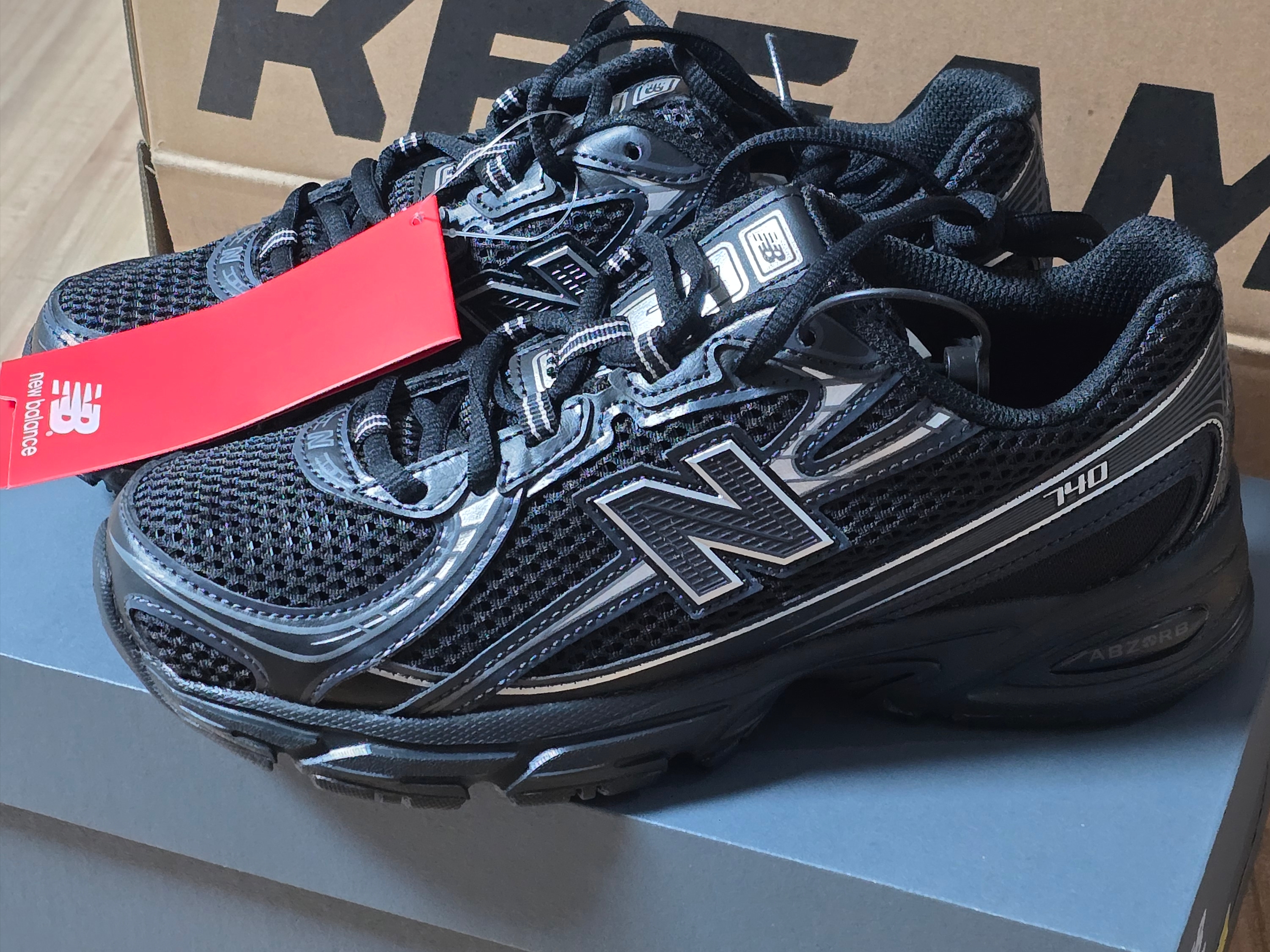 New Balance 740v2 Black Silver Metallic 착용 스타일