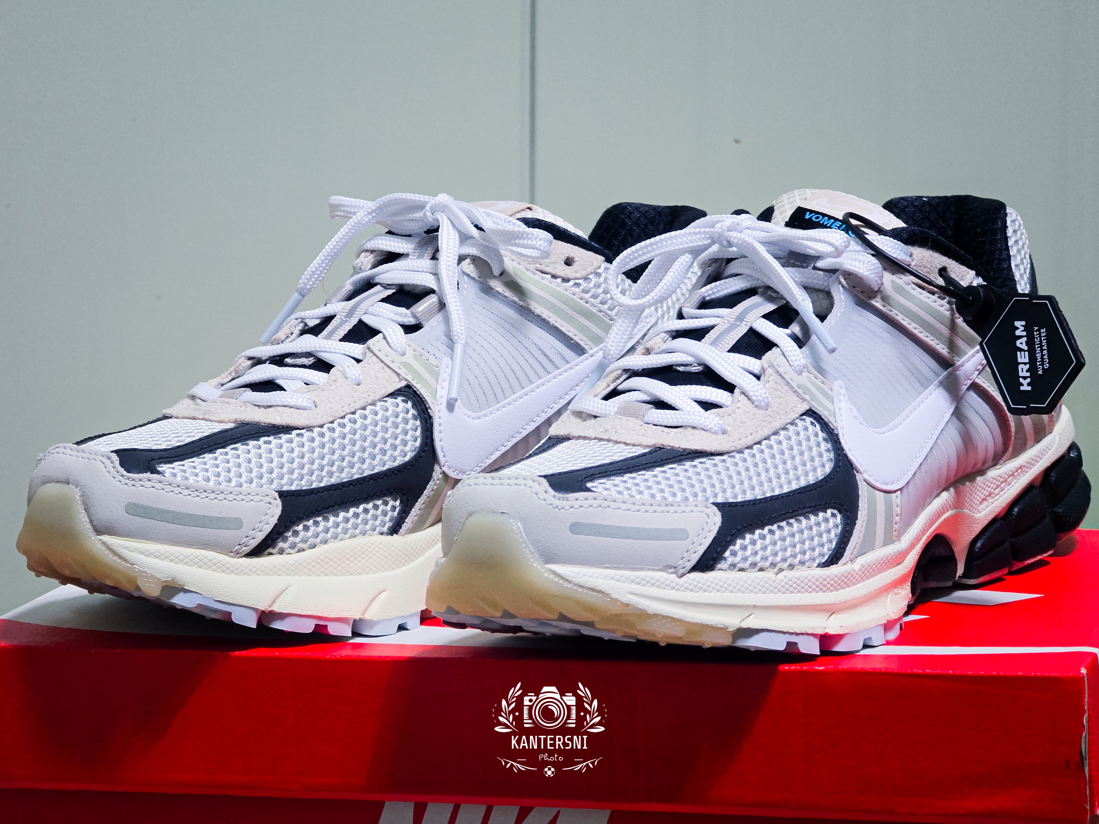 Nike Zoom Vomero 5 Light Bone and Black 착용 스타일