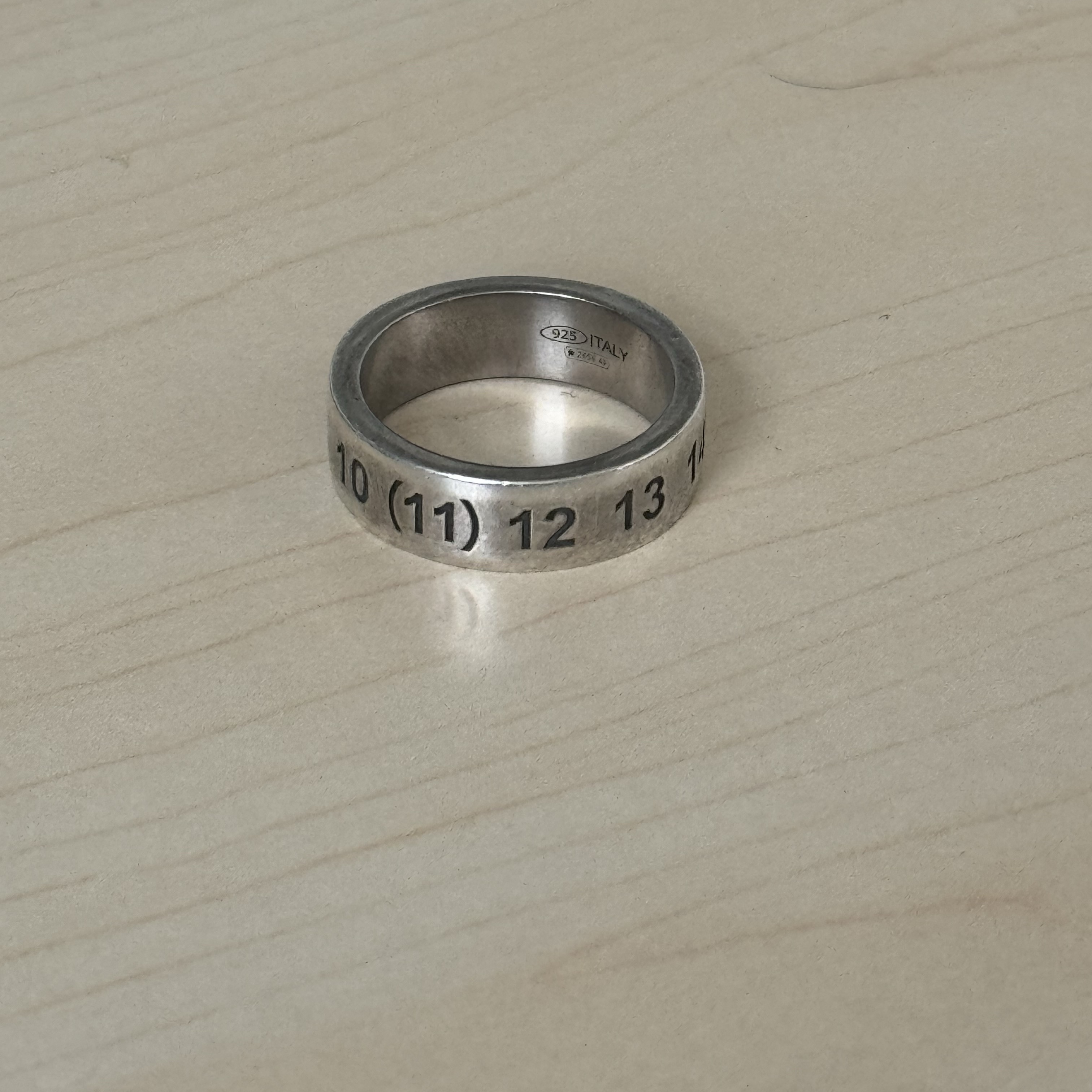 Maison Margiela Numerical Band Silver Ring Silver 착용 스타일