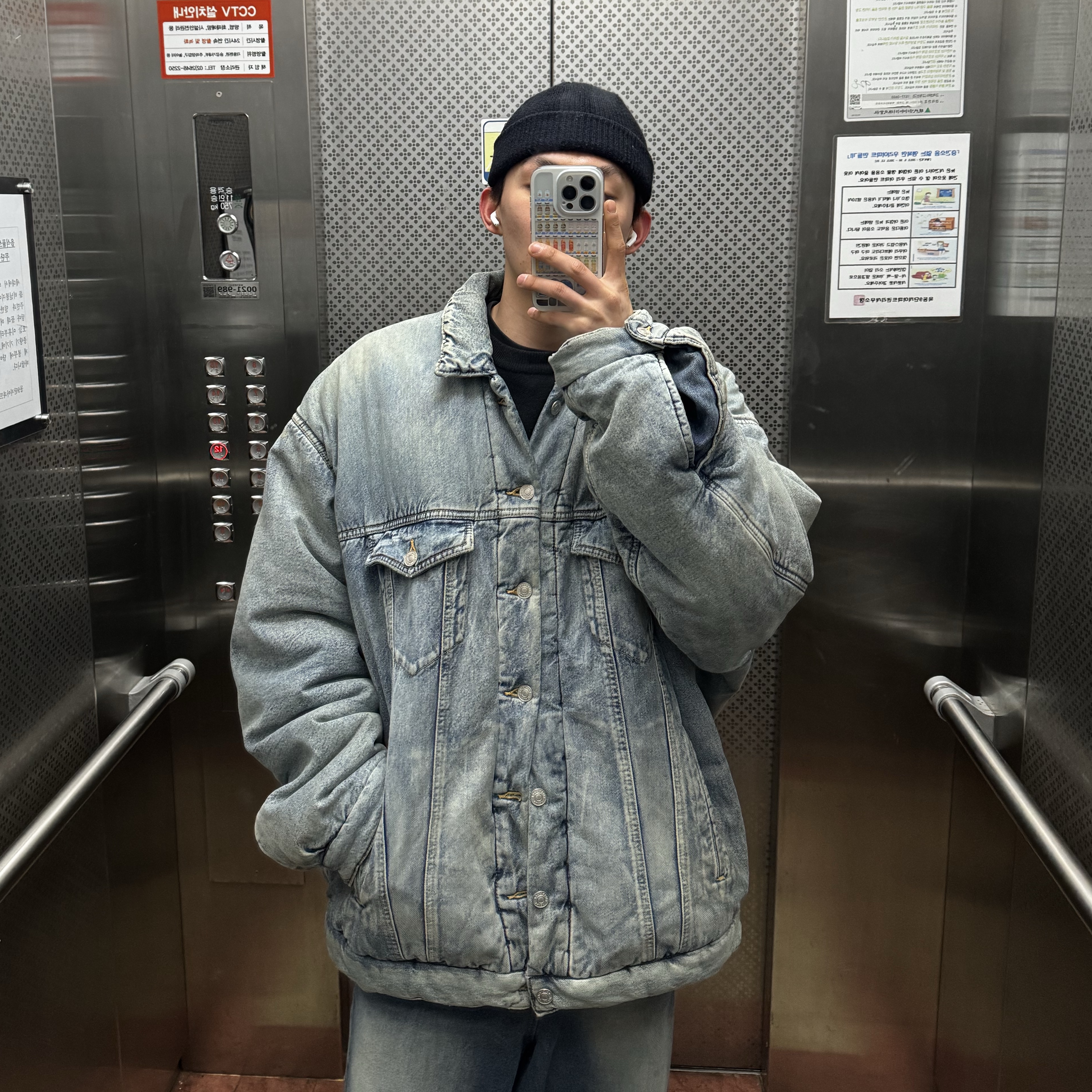 발렌시아가 패디드 자켓 라이트 블루 착용 스타일