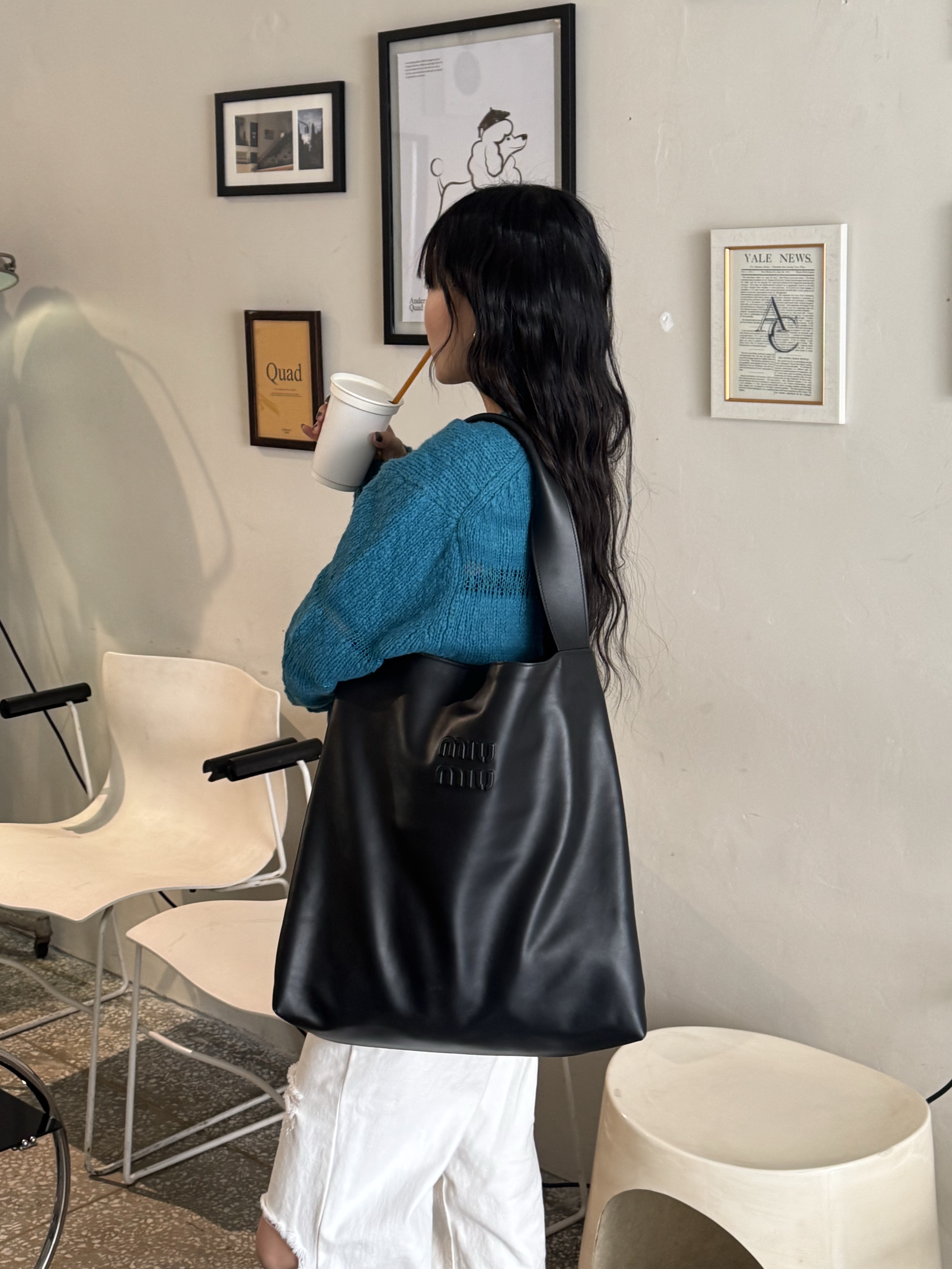 Miu Miu Leather Hobo Bag Black 착용 스타일 - 2
