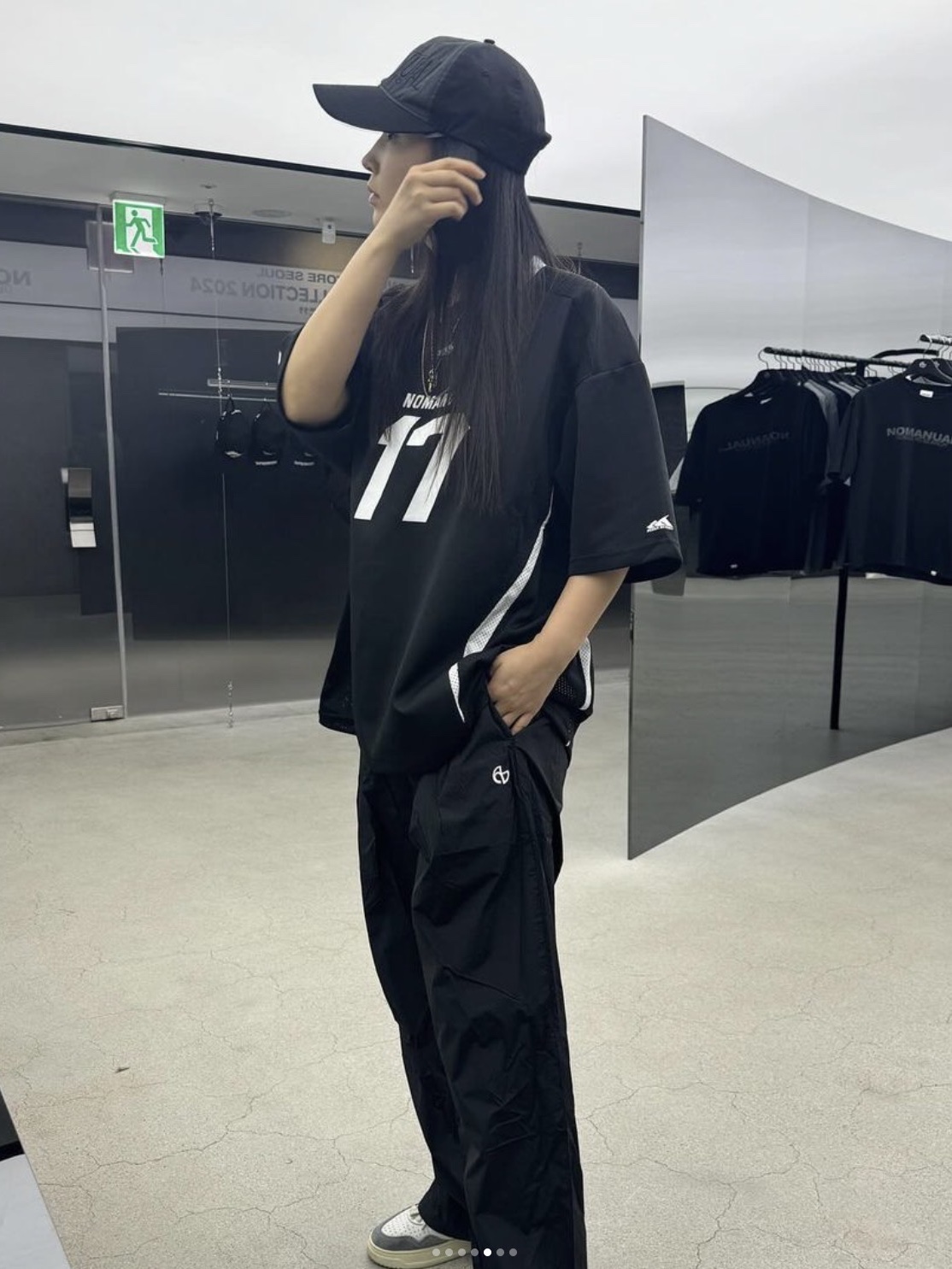 NOMANUAL 17 Mesh Block Football Jersey Black, NOMANUAL 2C Trucker Ball Cap Charcoal 착용 스타일 - 5