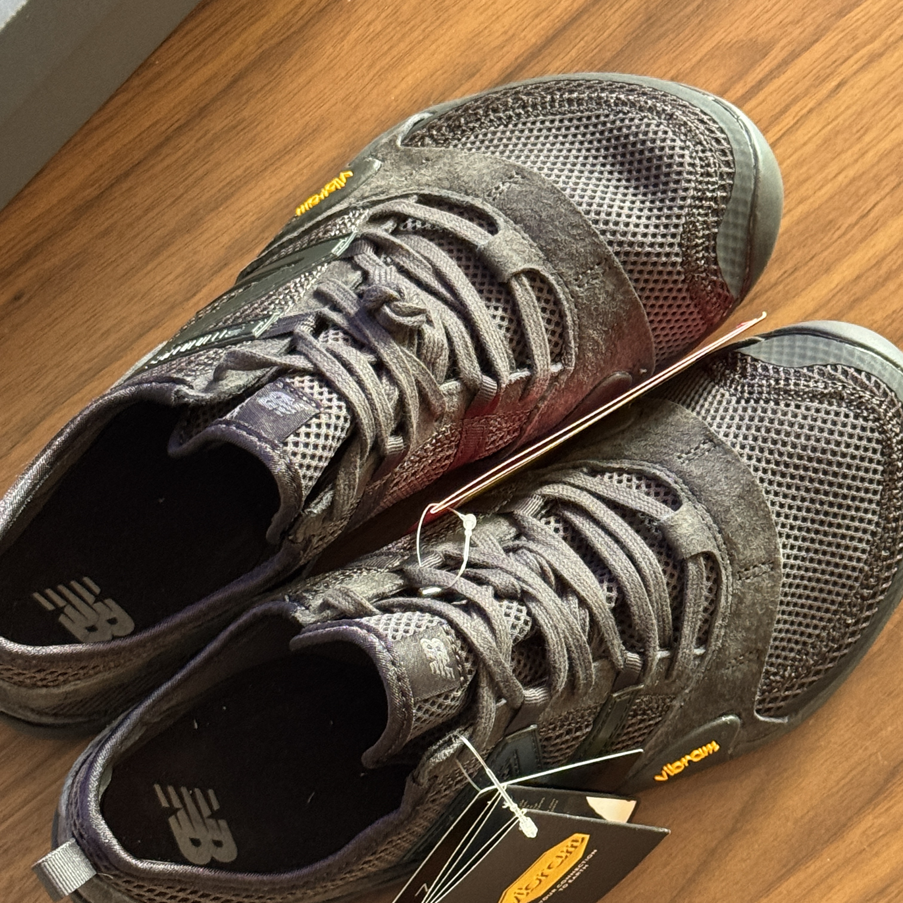 New Balance Minimus MT10O Black Castlerock 착용 스타일