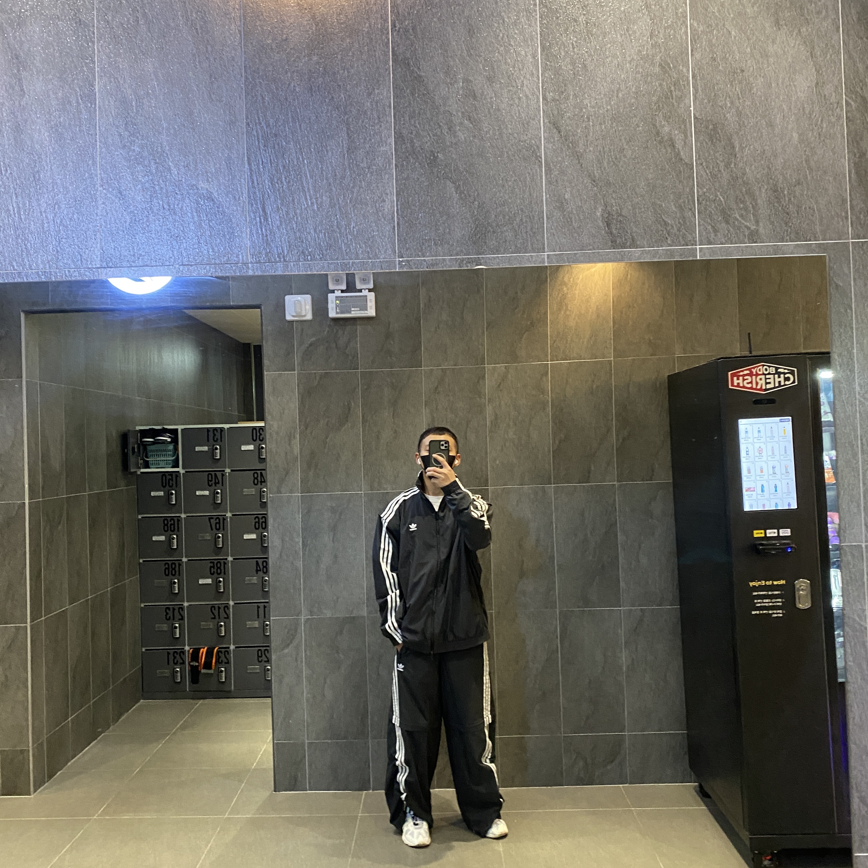 (W) Adidas Adilenium Season 2 Oversized Zip Off Track Pants Gender Neutral Black - KR Sizing, (W) Adidas Adilenium Season 2 Oversized Zip Track Top Gender Neutral Black - KR Sizing 착용 스타일
